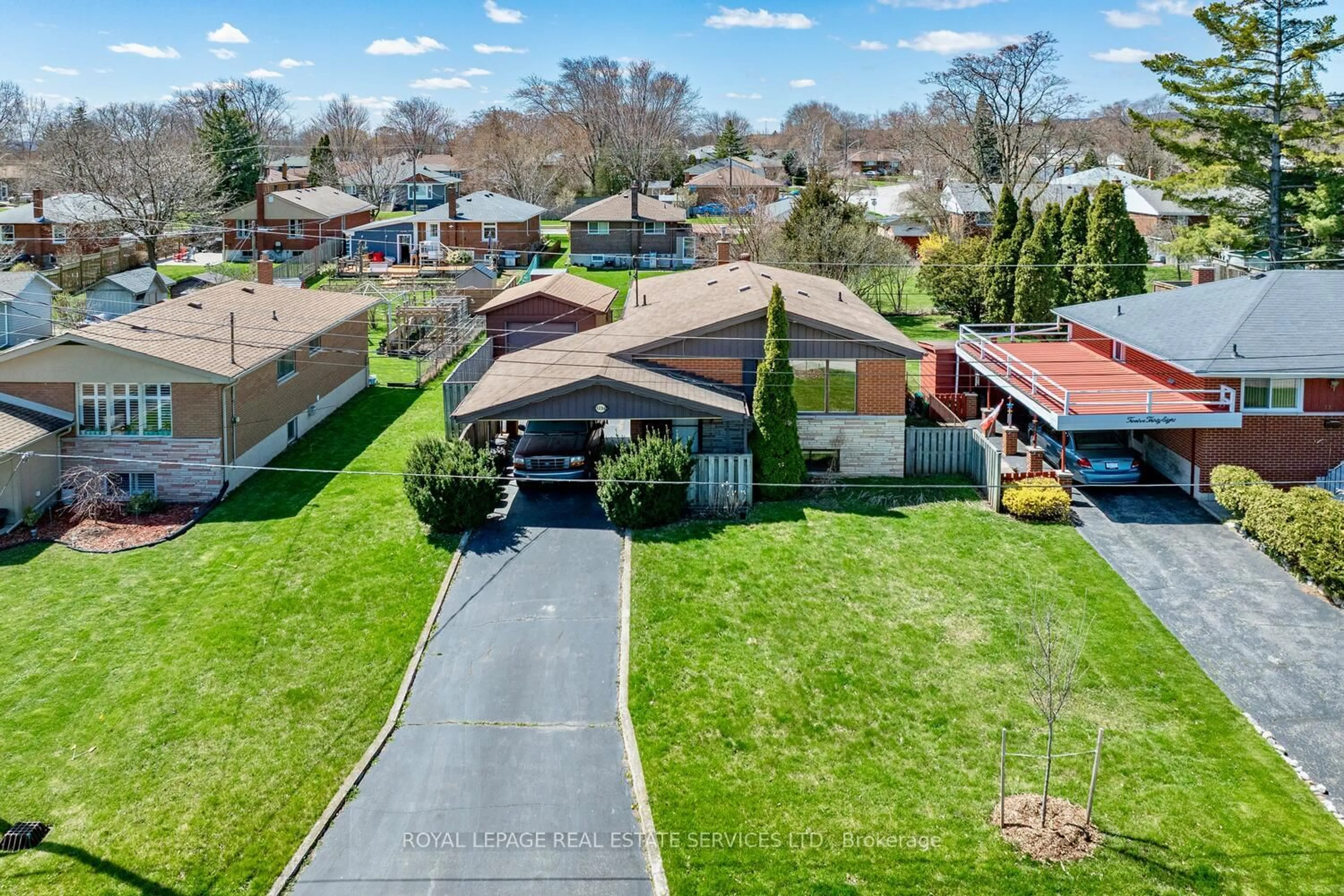 A pic from outside/outdoor area/front of a property/back of a property/a pic from drone, street for 1234 Dunbar Rd, Burlington Ontario L7P 2J9
