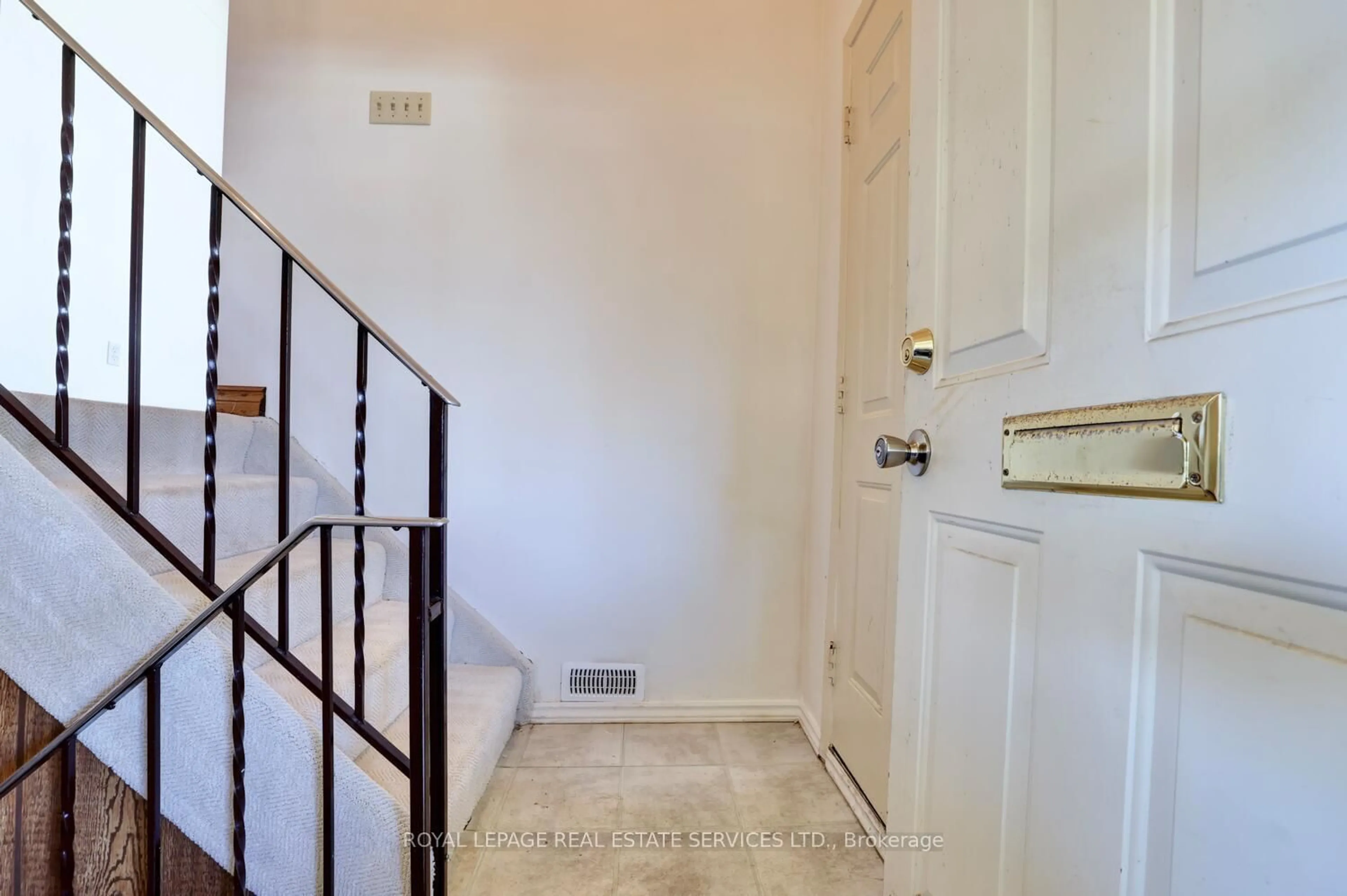Indoor entryway for 1234 Dunbar Rd, Burlington Ontario L7P 2J9