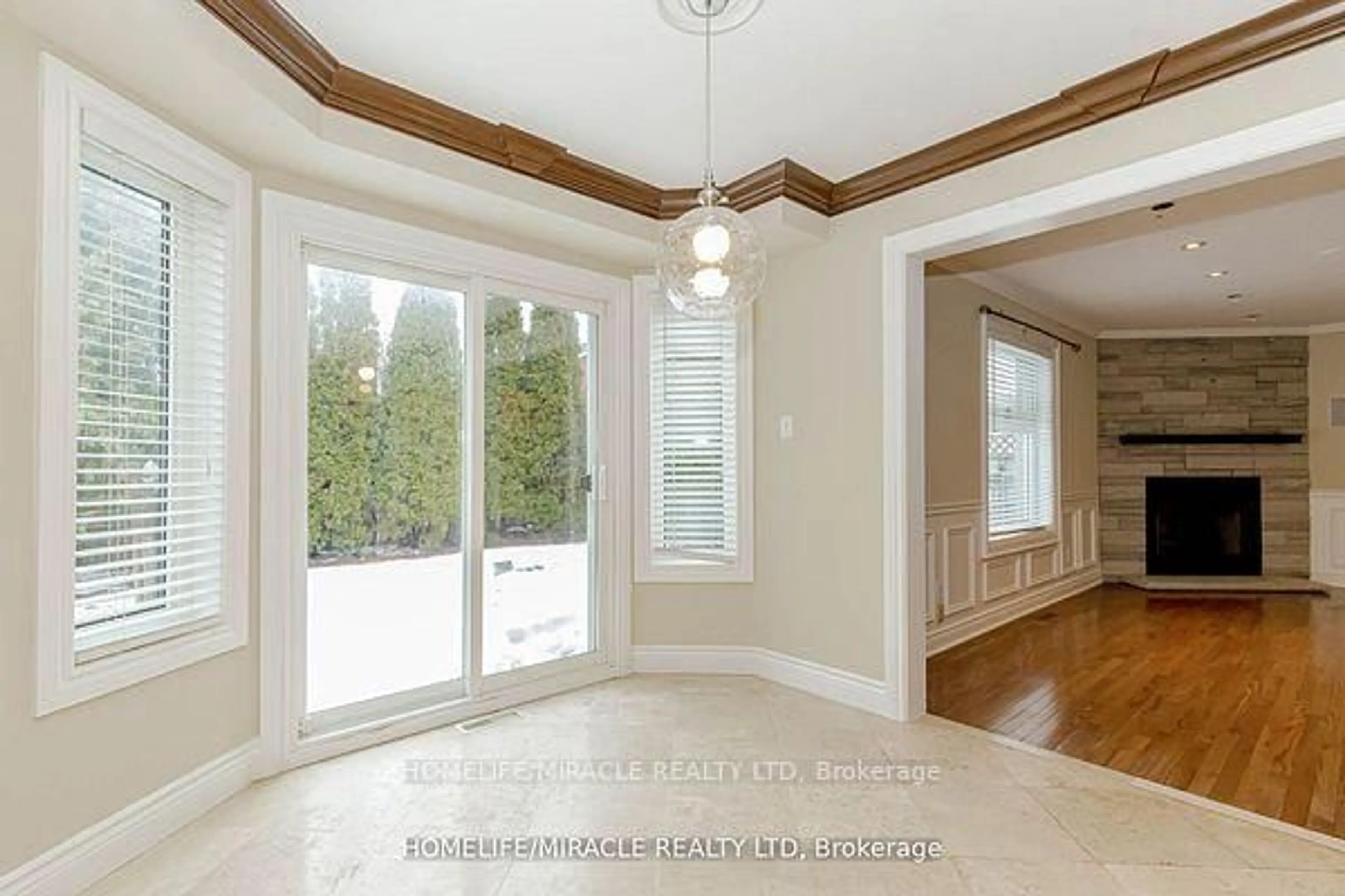 Indoor entryway for 5393 Fallingbrook Dr, Mississauga Ontario L5V 1P7