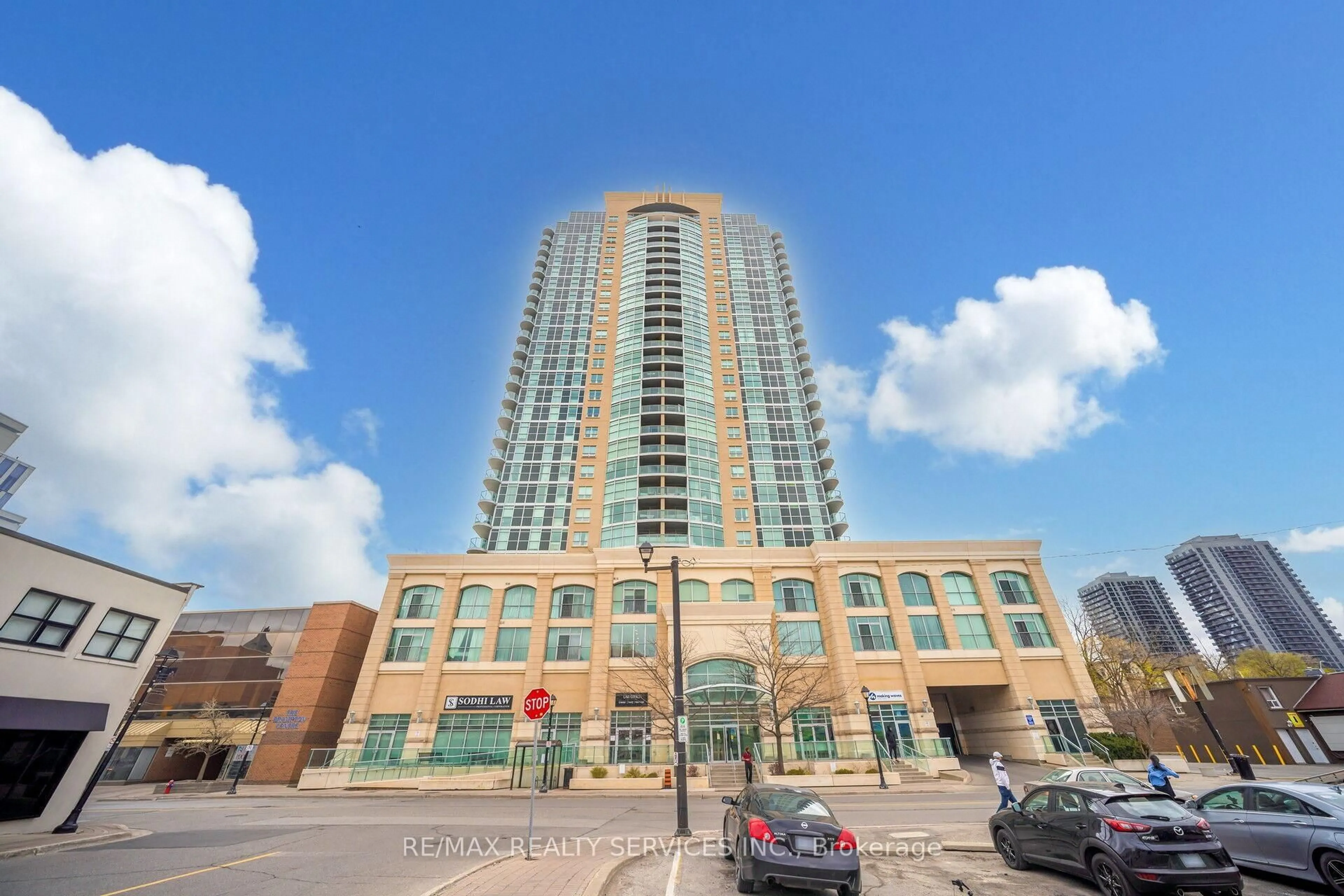 Indoor foyer for 9 George St #303, Brampton Ontario L6Y 1P4