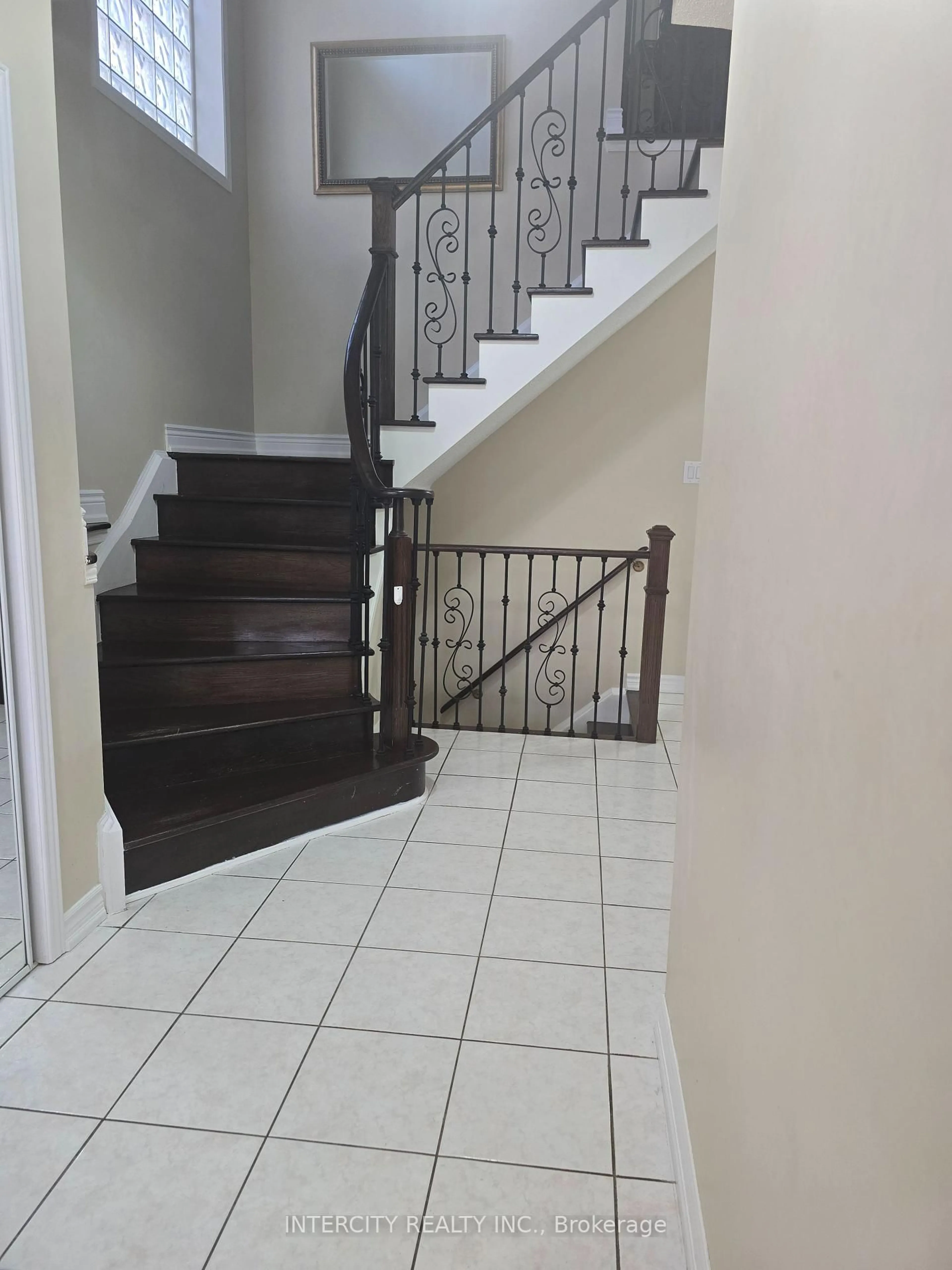 Indoor foyer for 27 ZIA DODDA Cres, Brampton Ontario L6P 1J6