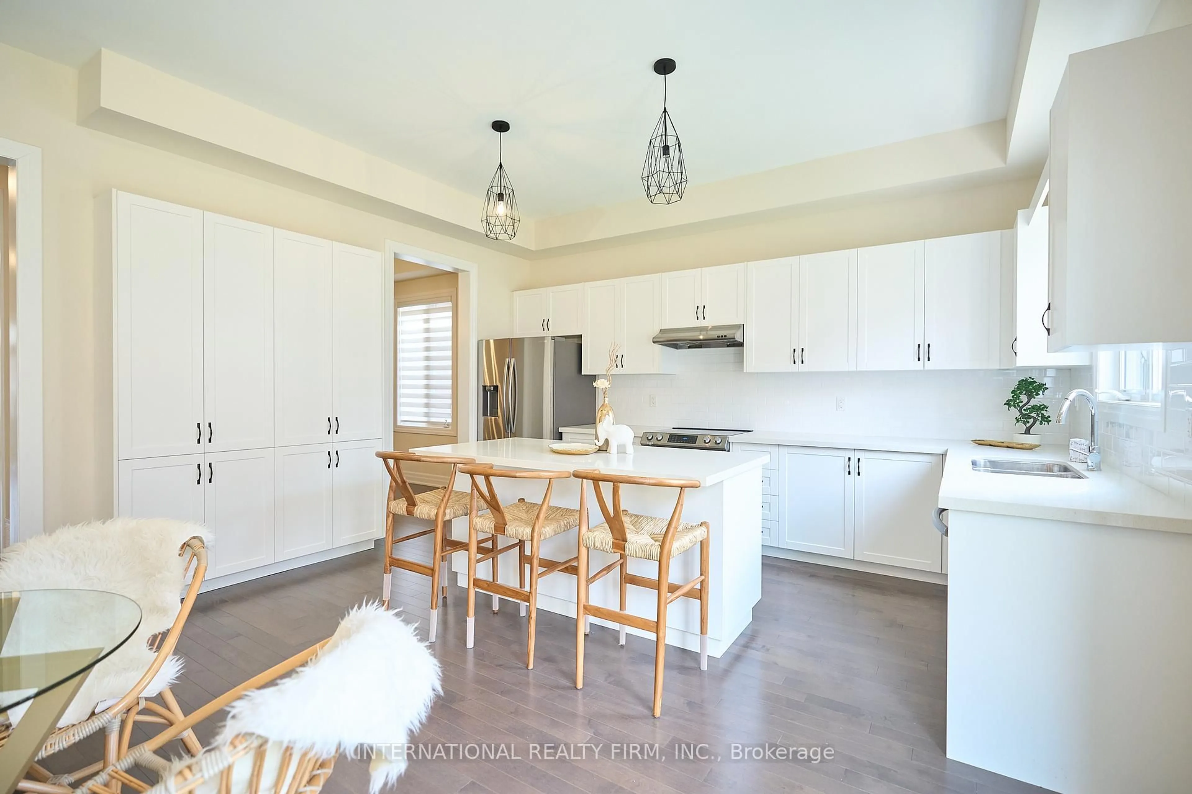 Open concept kitchen, unknown for 63 Merlin St, Oakville Ontario L6H 0Z4