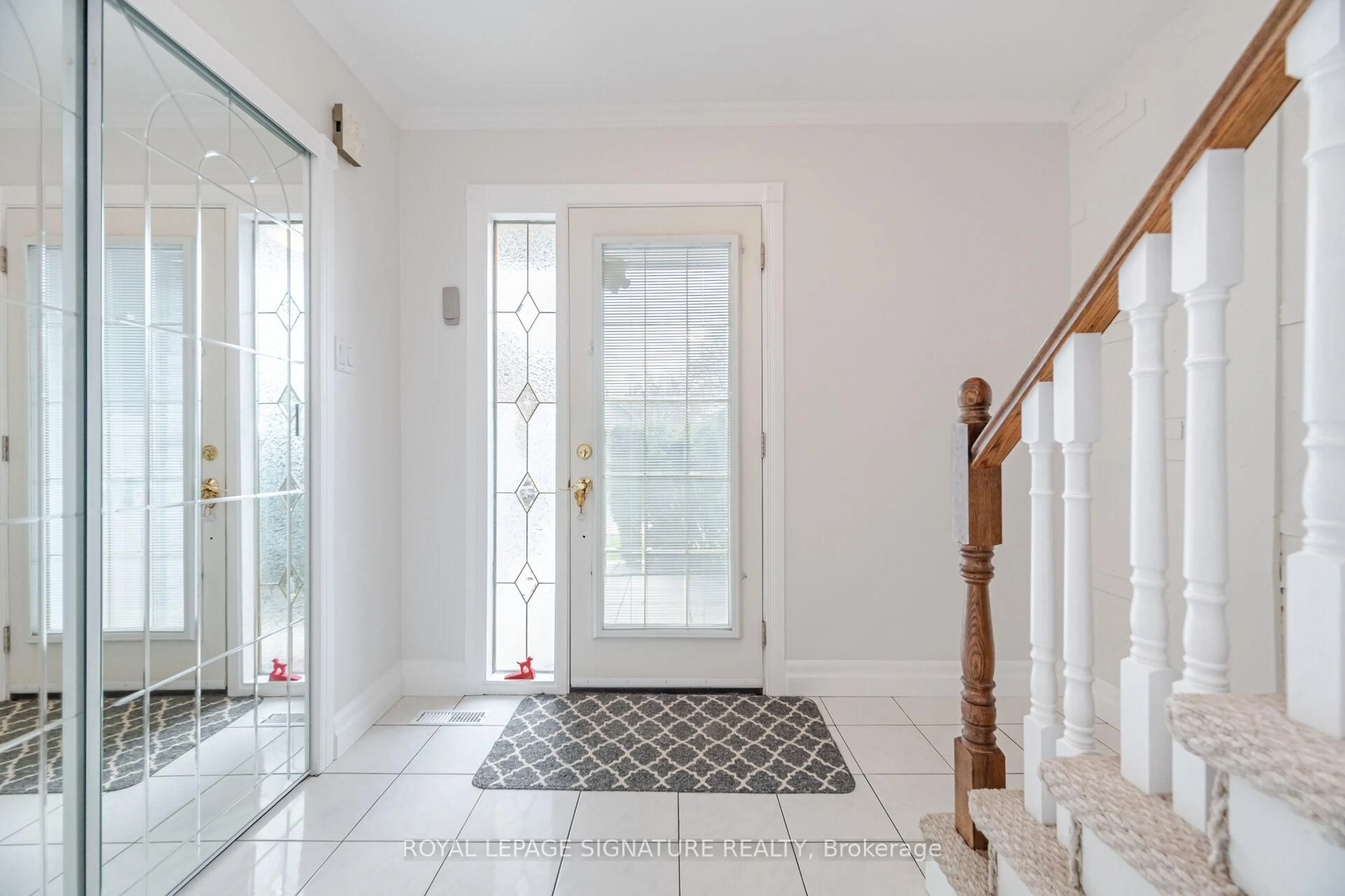 Indoor entryway for 620 Forestwood Cres, Burlington Ontario L7L 4K5