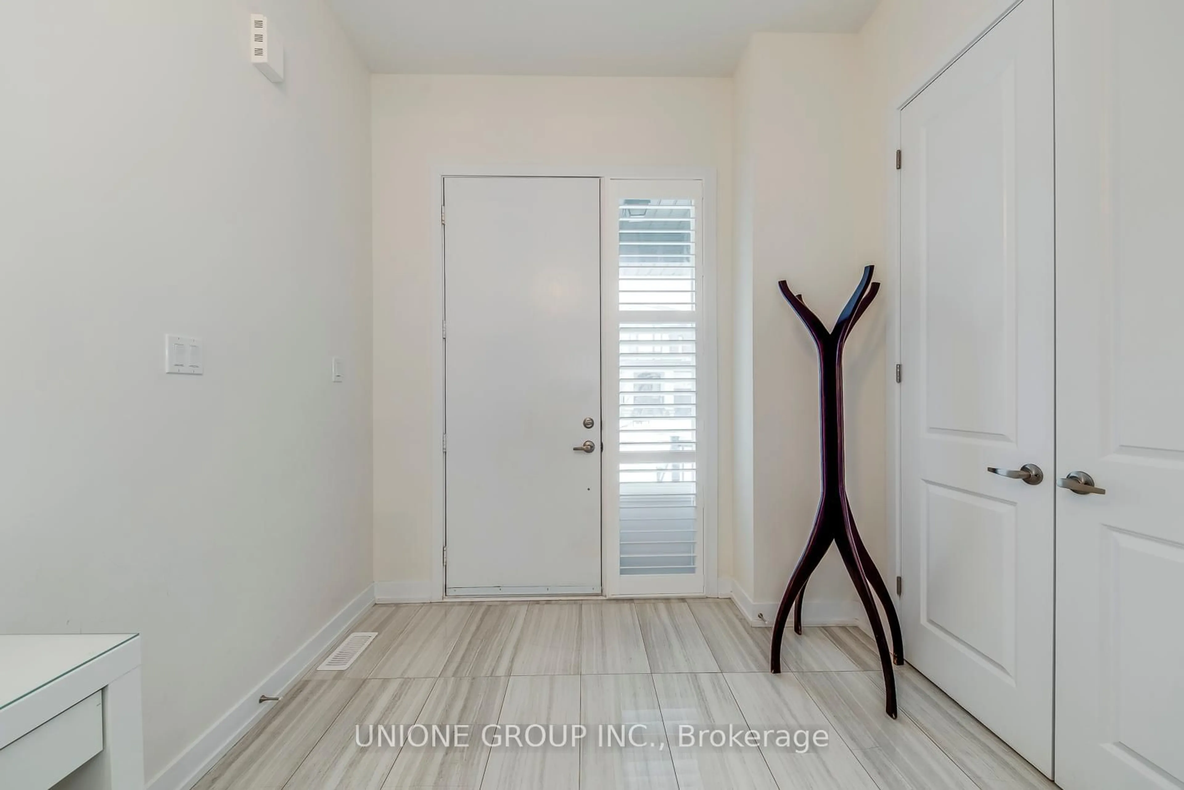 Indoor entryway for 74 Marvin Ave, Oakville Ontario L6H 0Z7