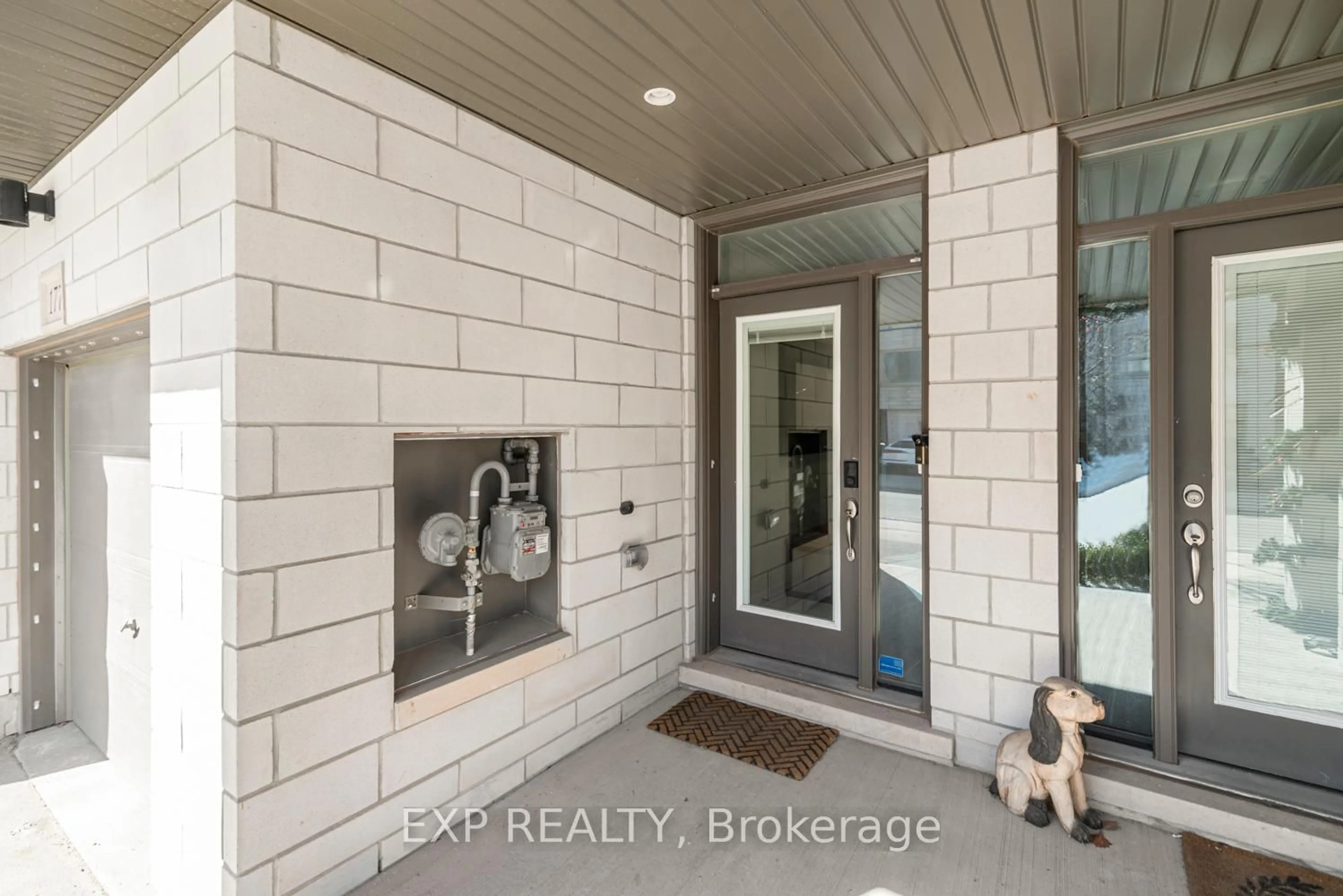 Indoor entryway for 177 Huguenot Rd, Oakville Ontario L6H 0L4