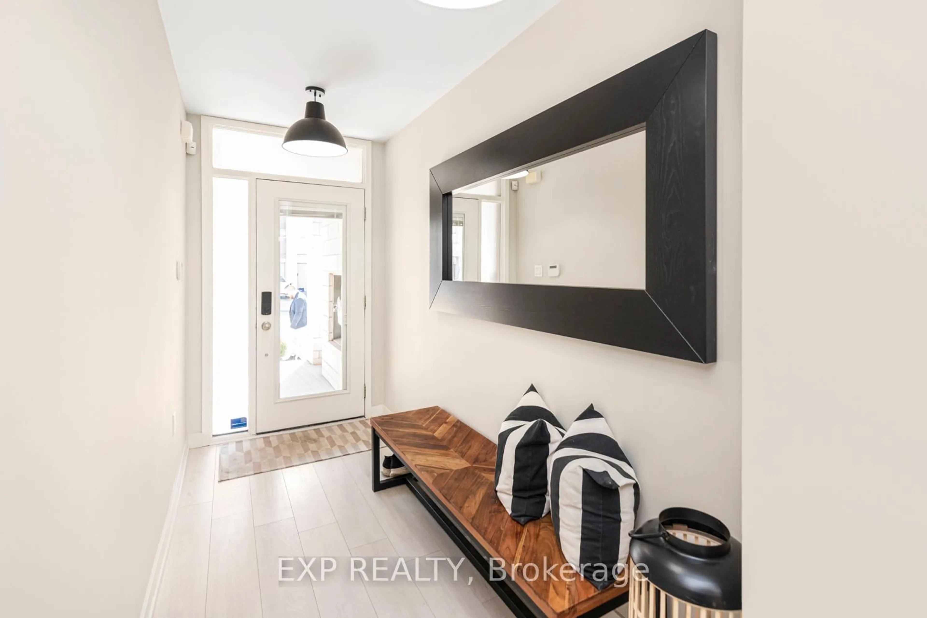 Indoor entryway for 177 Huguenot Rd, Oakville Ontario L6H 0L4
