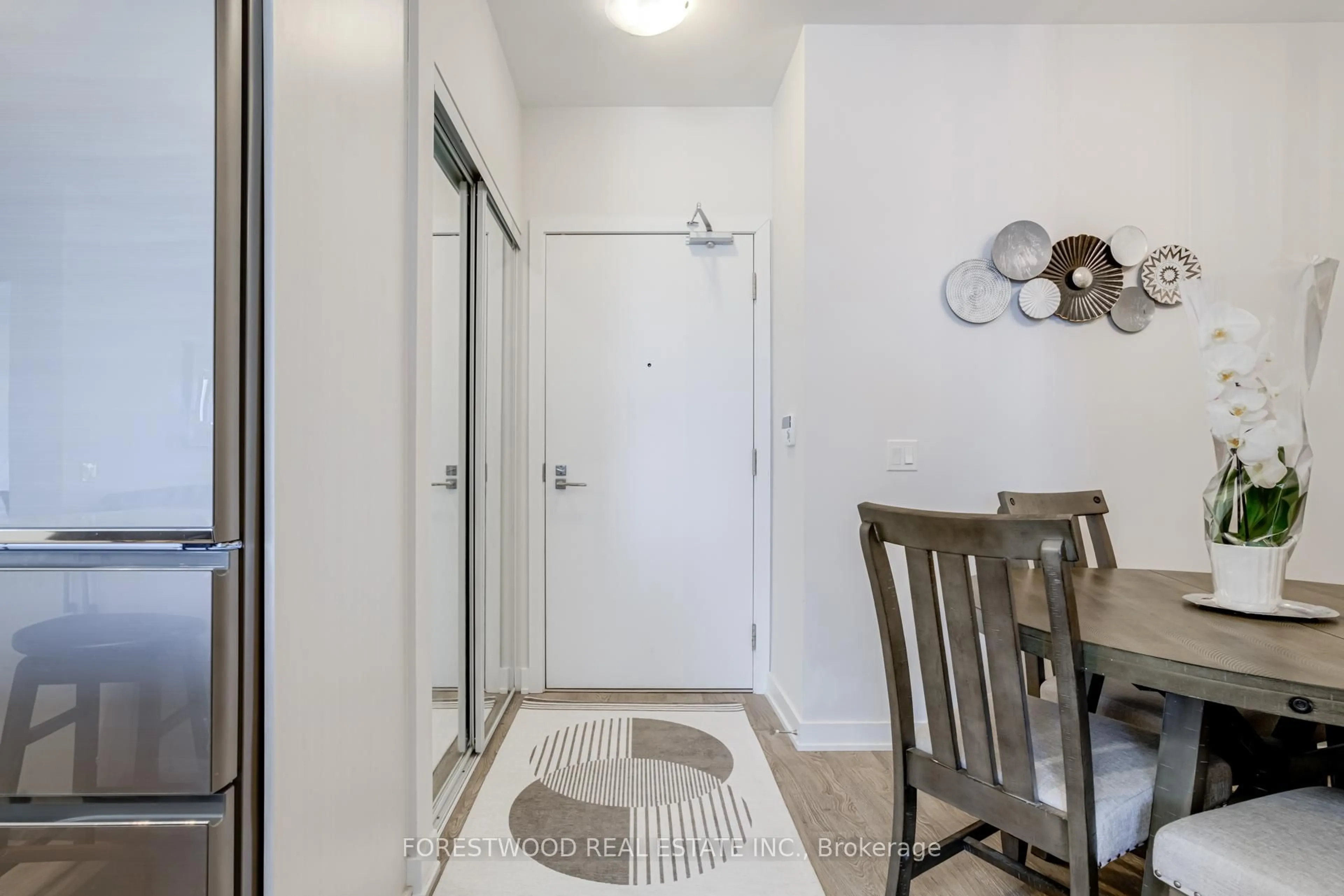 Indoor entryway for 4677 Glen Erin Dr #910, Mississauga Ontario L5M 2E3