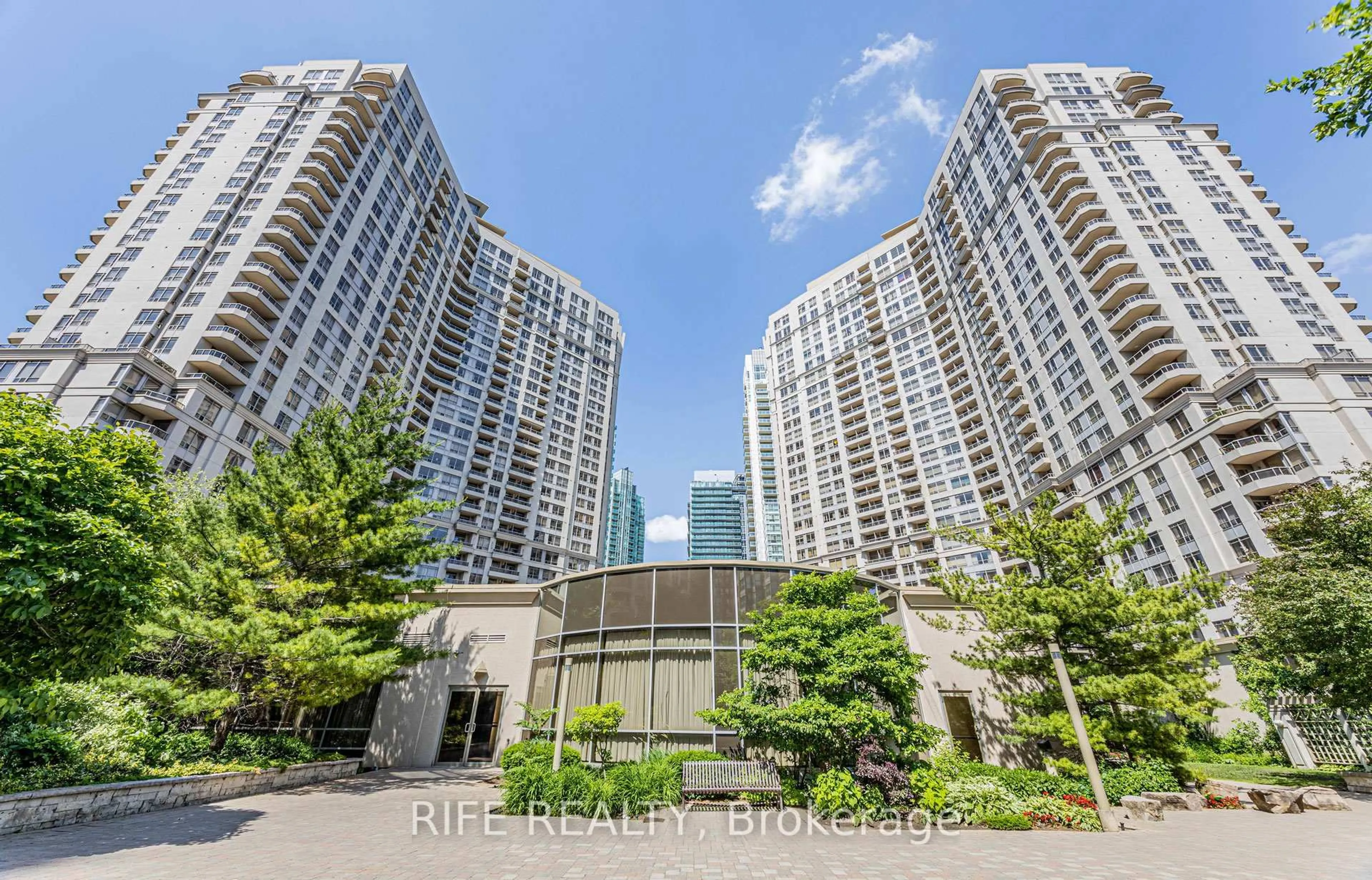 Unknown for 3880 Duke Of York Blvd #GPH10, Mississauga Ontario L5B 4M7