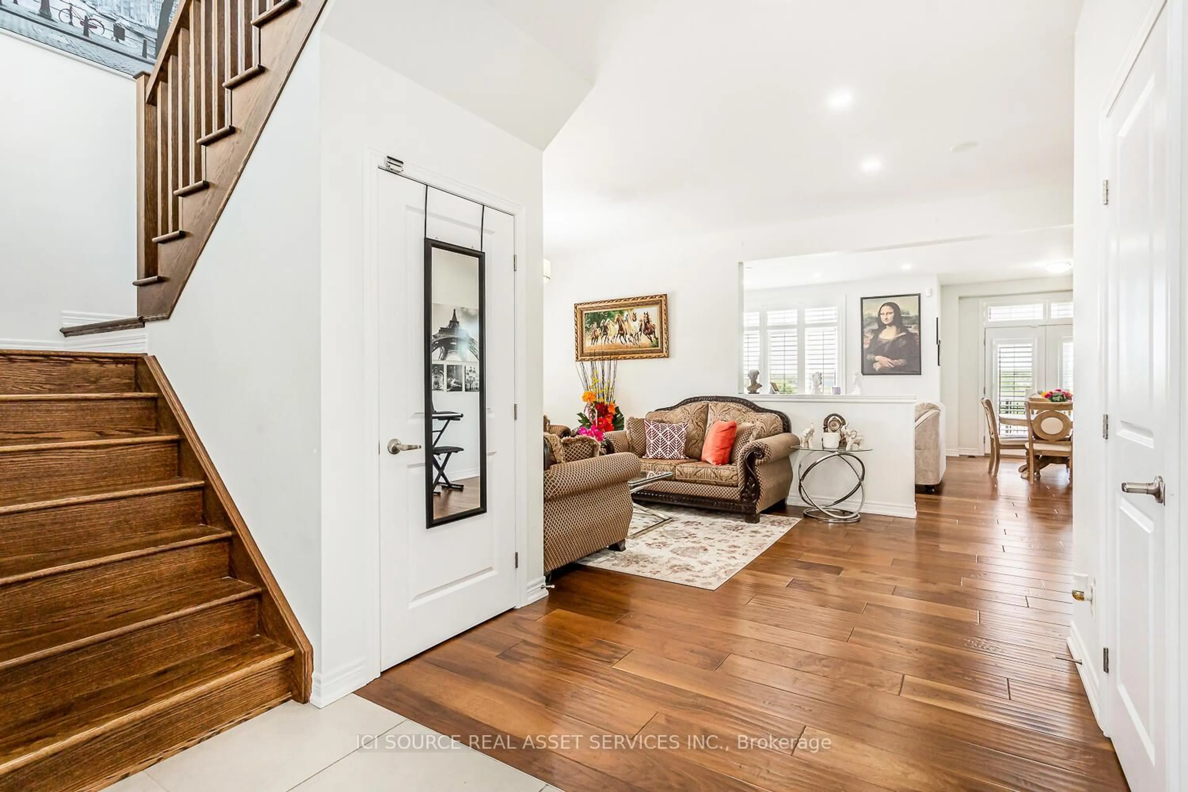 Indoor entryway for 2386 Natasha Circ, Oakville Ontario L6M 1P2