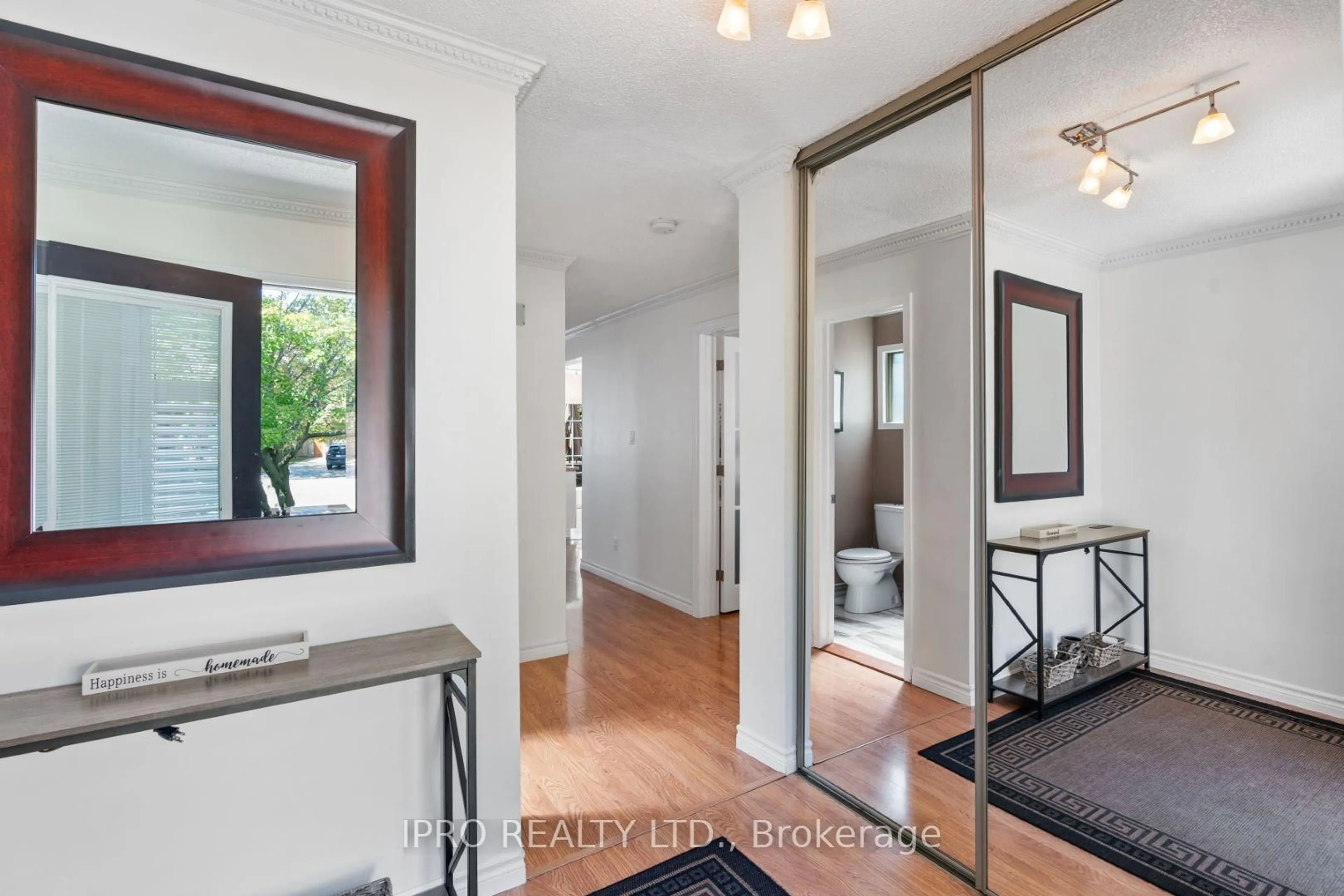 Indoor entryway for 4216 Viburnum Crt, Mississauga Ontario L5C 3V5