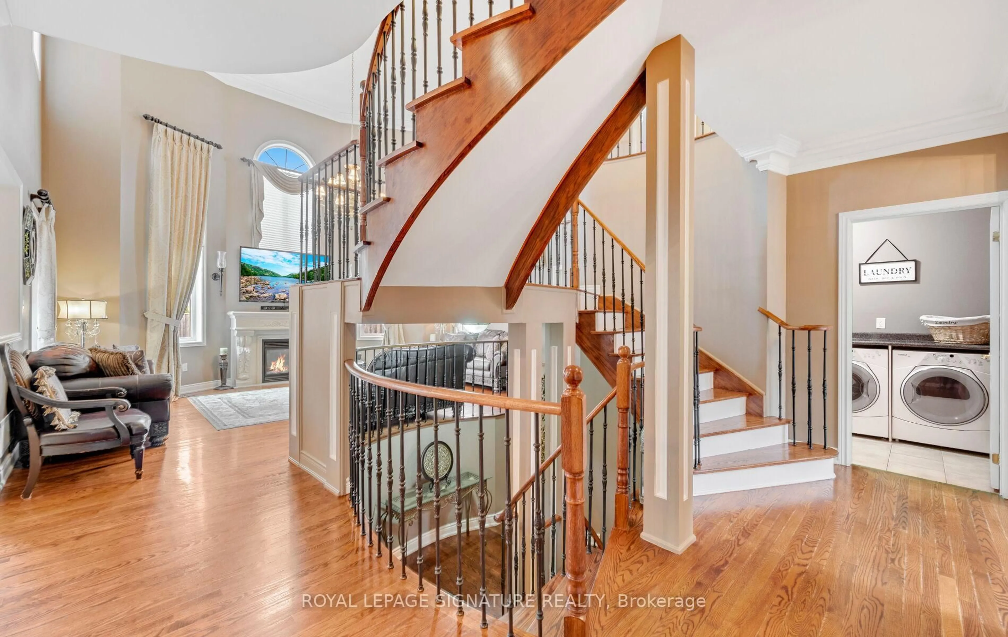 Indoor entryway for 128 Valleycreek Dr, Brampton Ontario L6P 2G2