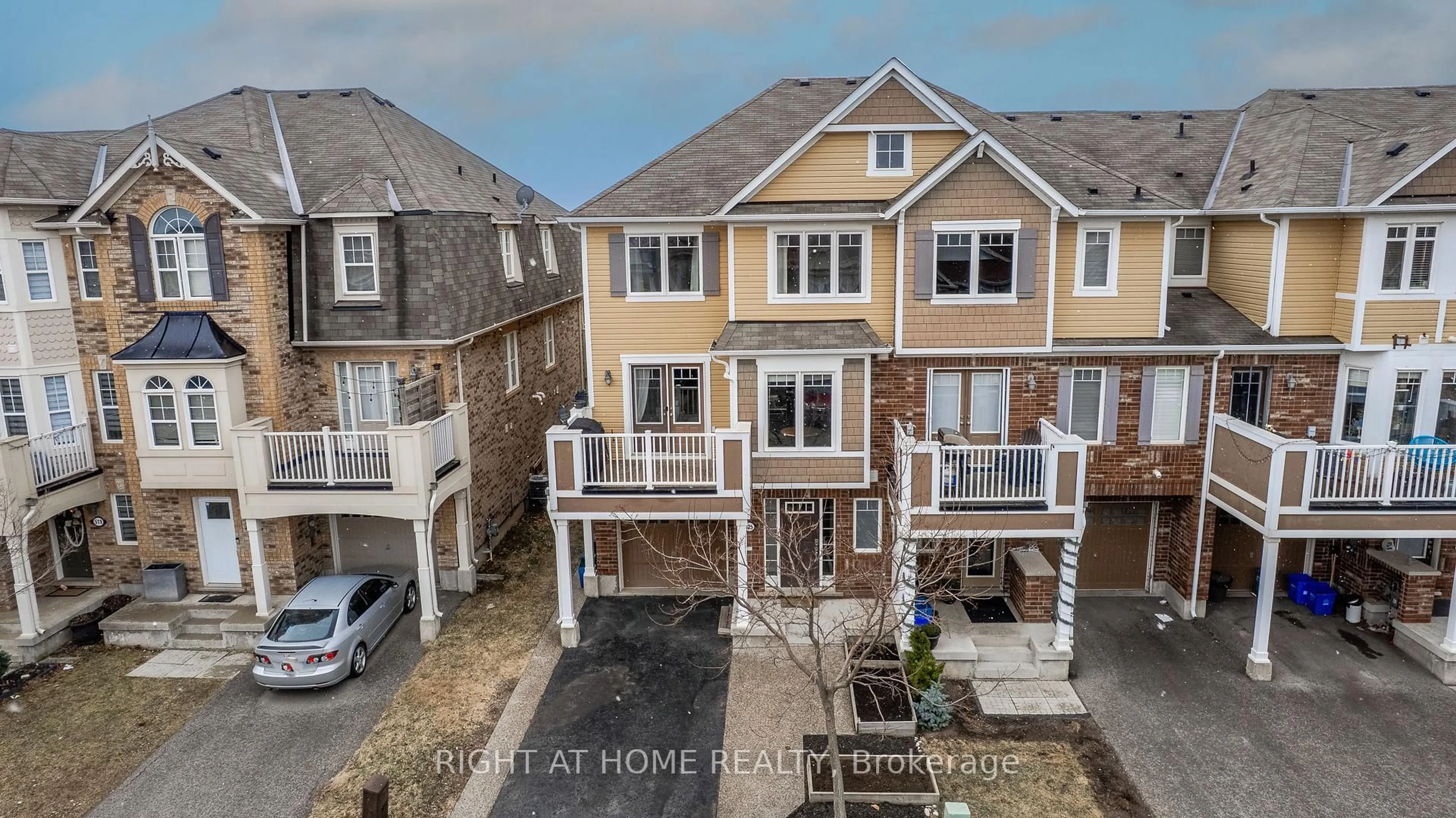 A pic from outside/outdoor area/front of a property/back of a property/a pic from drone, street for 525 Cavanagh Lane, Milton Ontario L9T 8G4