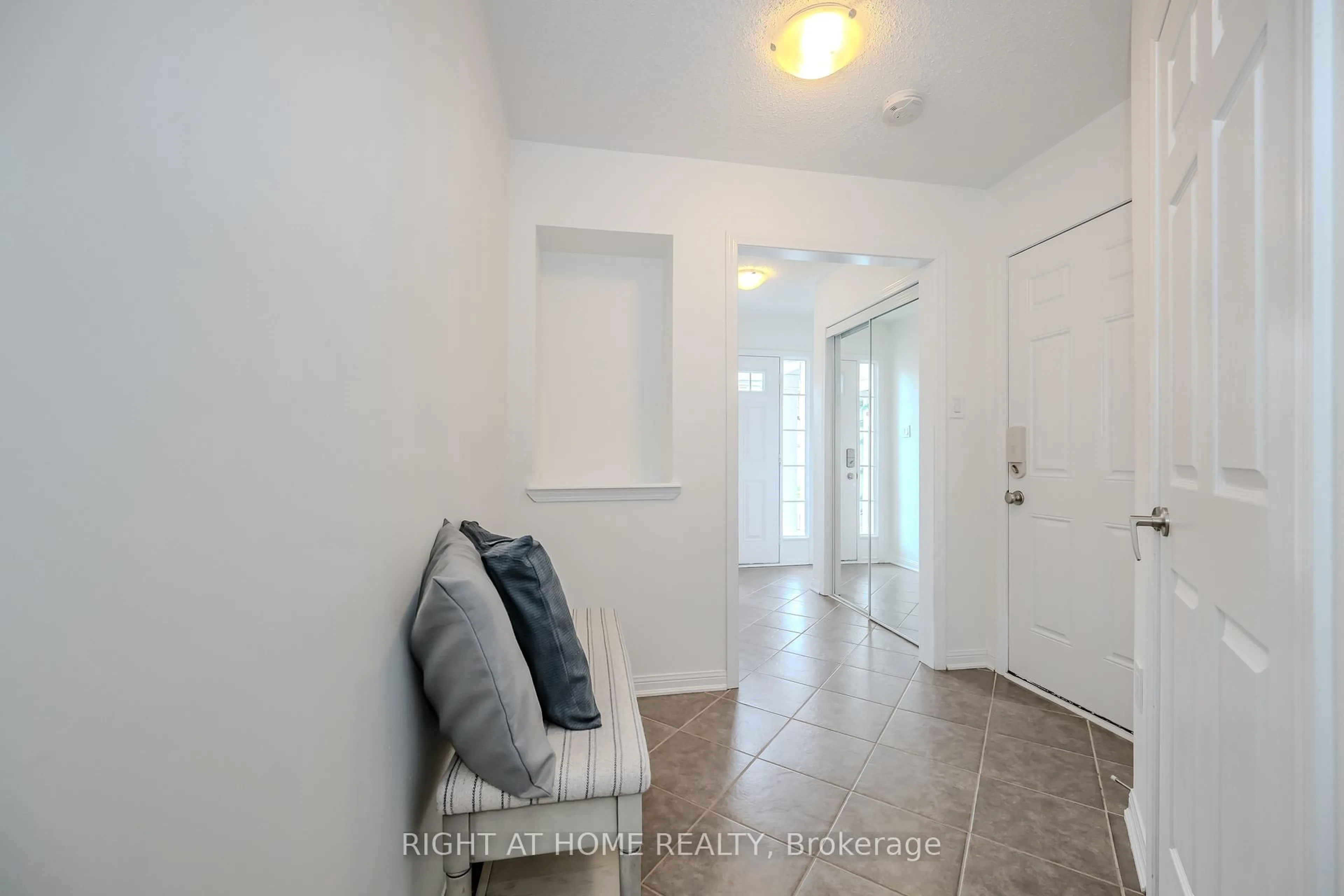 Indoor entryway for 525 Cavanagh Lane, Milton Ontario L9T 8G4