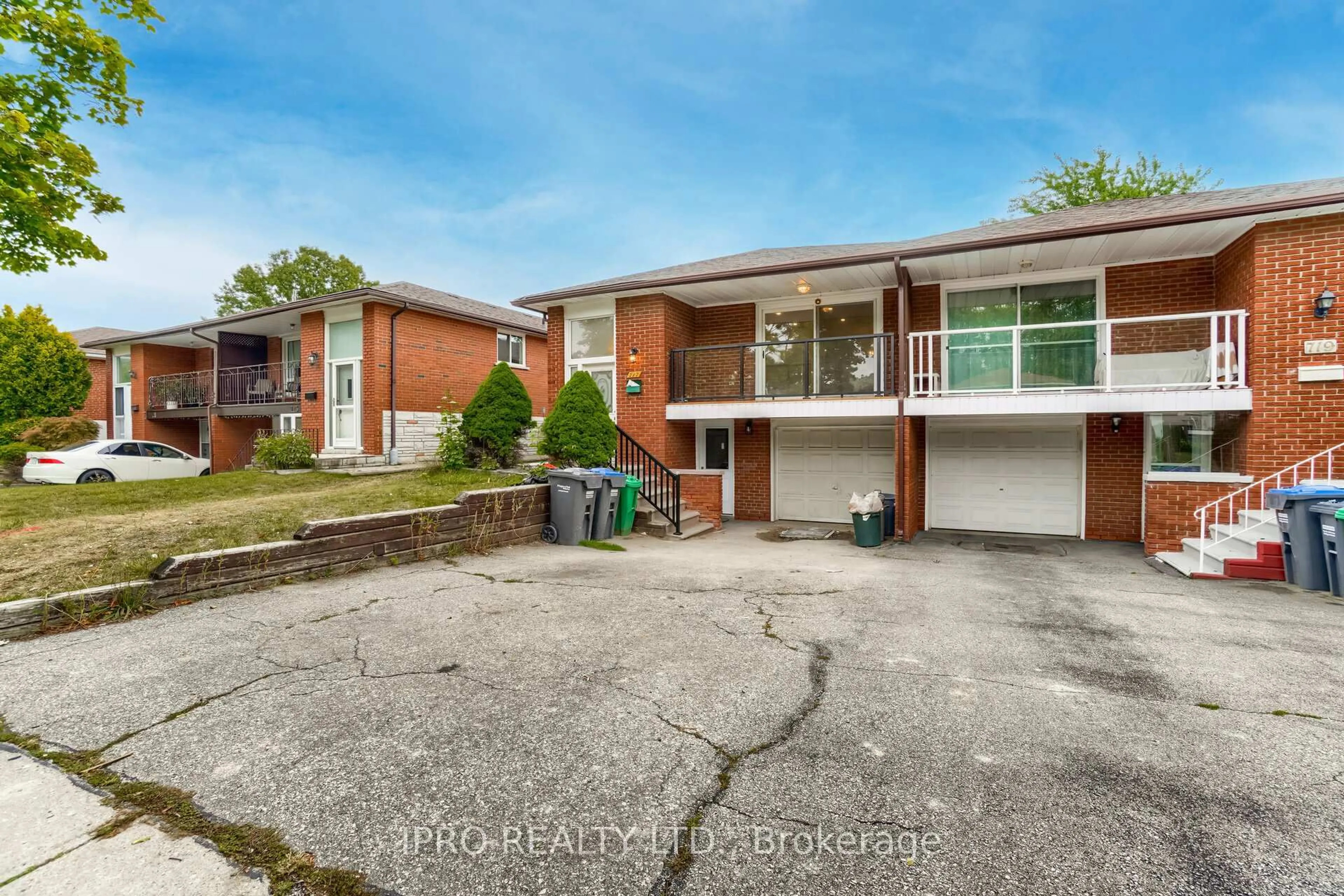 Home with brick exterior material, street for 717 Green Meadow Cres, Mississauga Ontario L5A 2V3