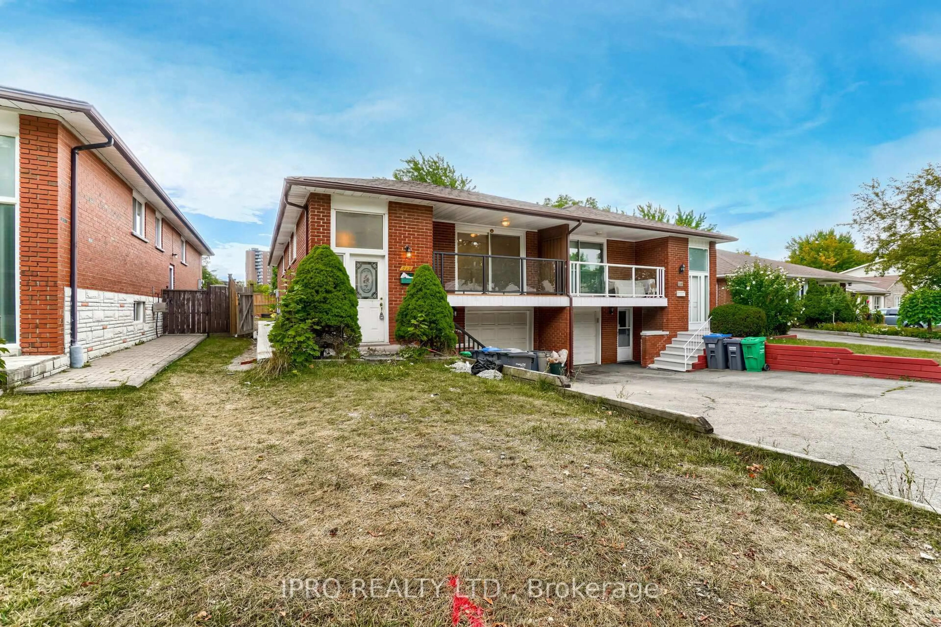 Home with brick exterior material, street for 717 Green Meadow Cres, Mississauga Ontario L5A 2V3
