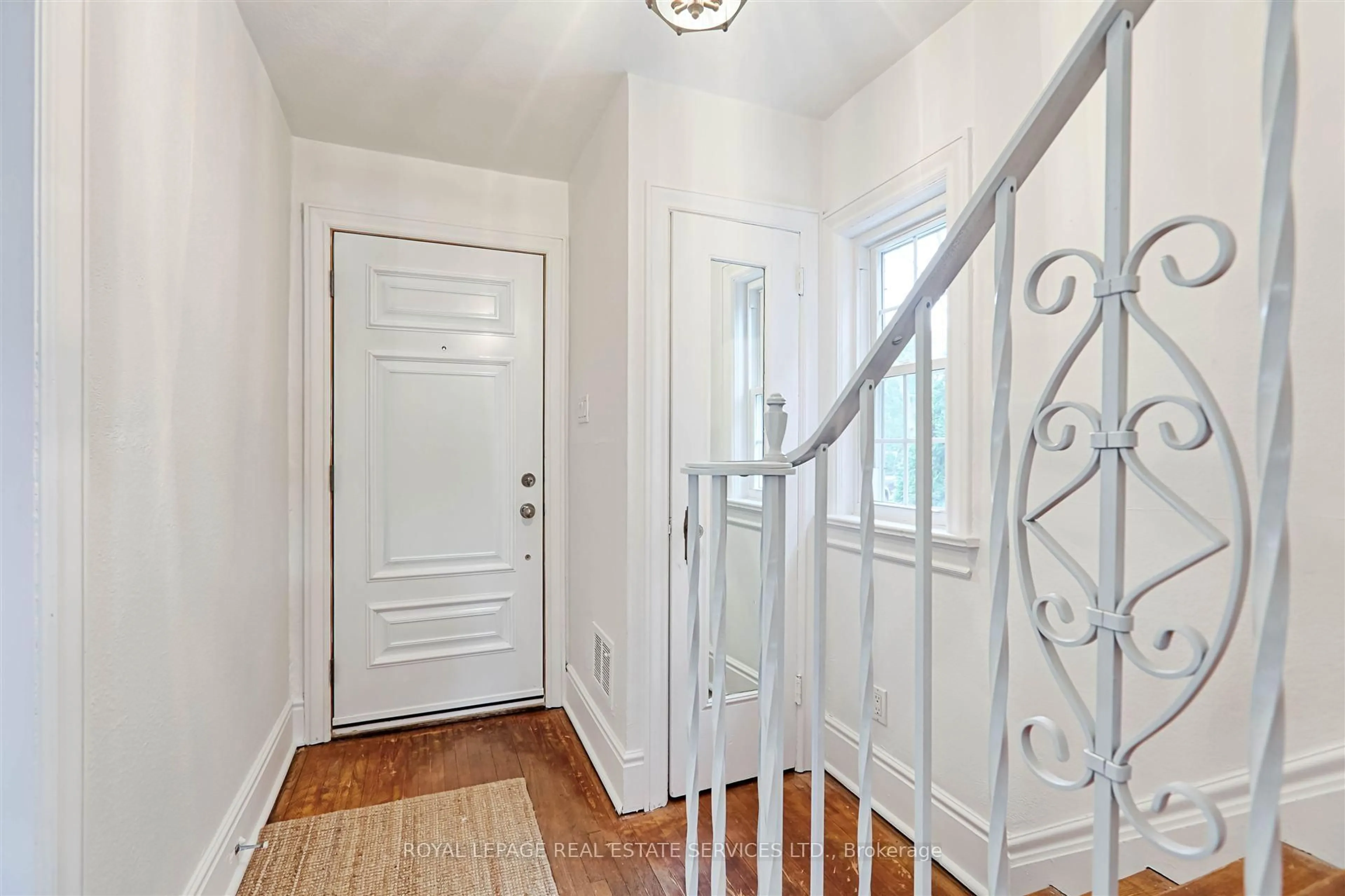 Indoor entryway for 21 Sunnybrook Rd, Toronto Ontario M6S 1G3