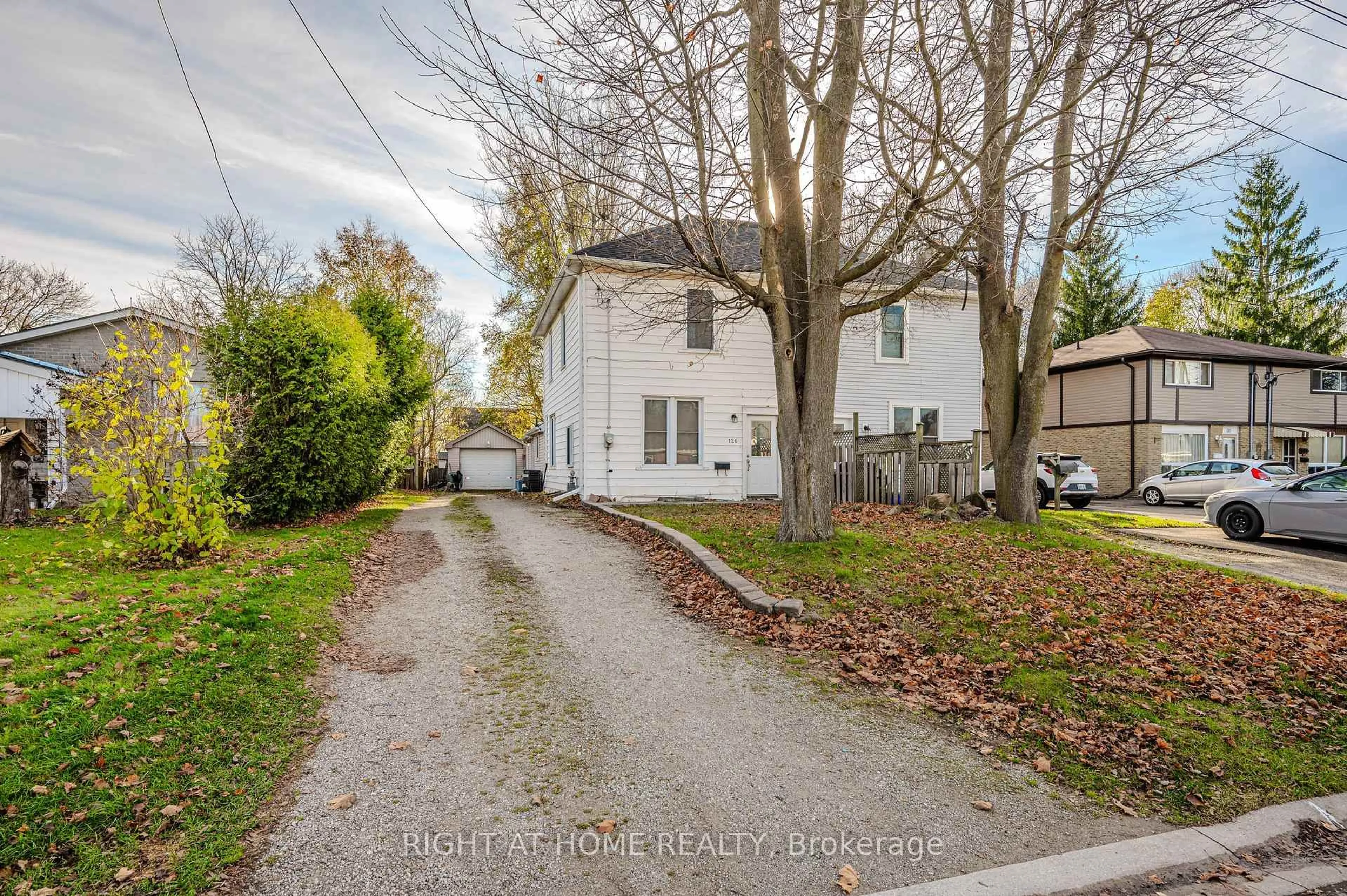 A pic from outside/outdoor area/front of a property/back of a property/a pic from drone, street for 126 Poplar Ave, Halton Hills Ontario L7J 2E2