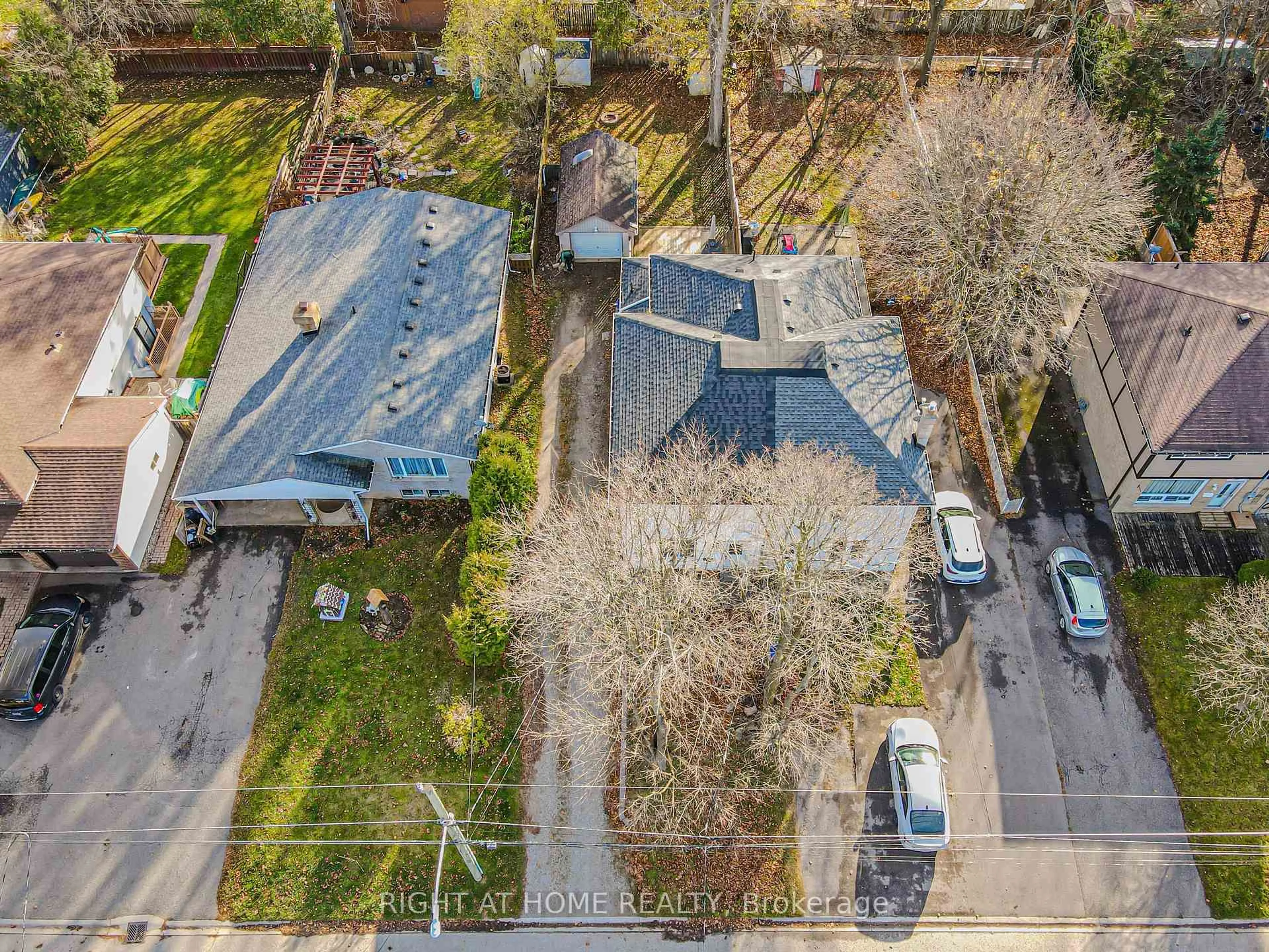 A pic from outside/outdoor area/front of a property/back of a property/a pic from drone, street for 126 Poplar Ave, Halton Hills Ontario L7J 2E2