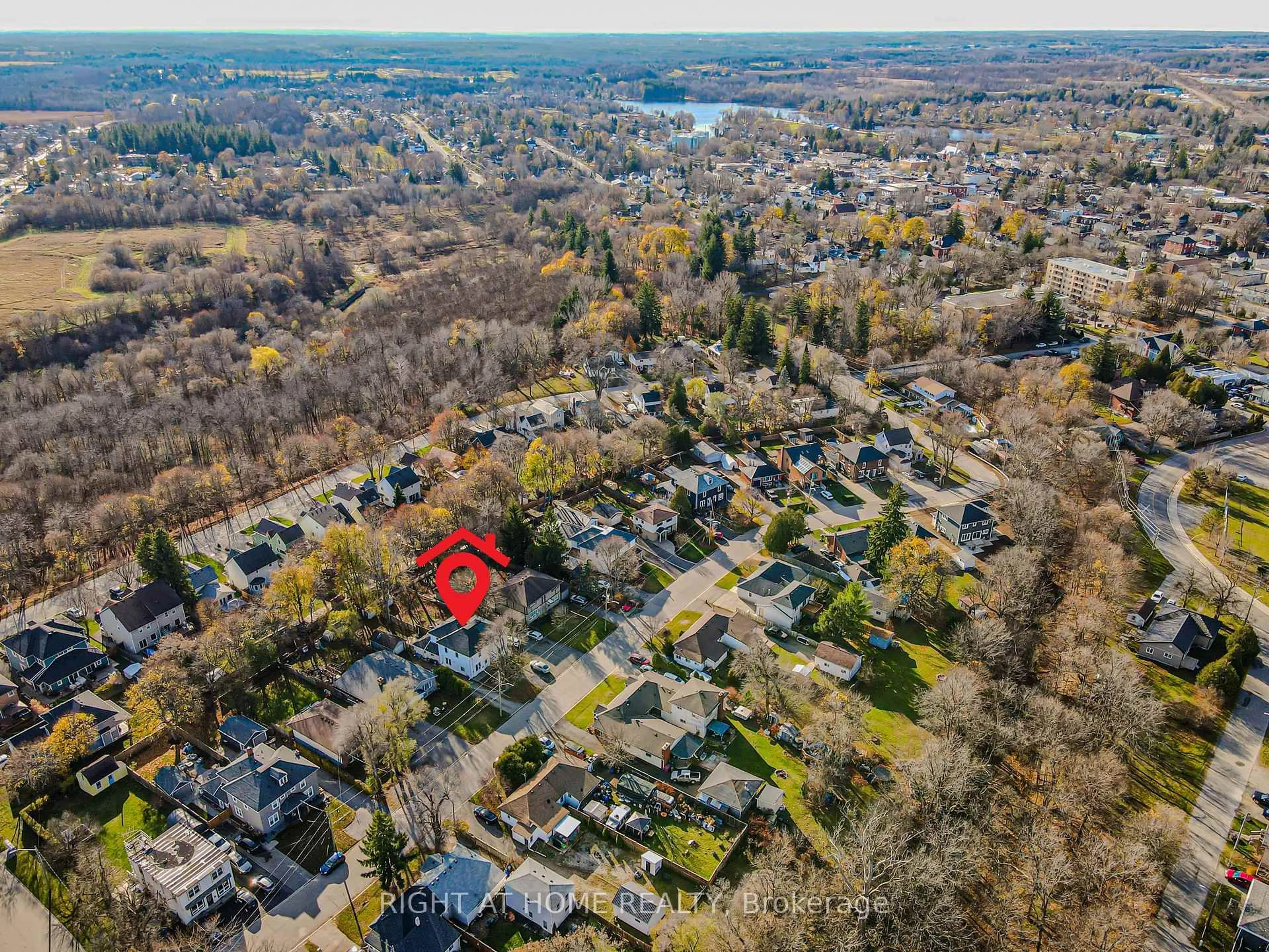 A pic from outside/outdoor area/front of a property/back of a property/a pic from drone, unknown for 126 Poplar Ave, Halton Hills Ontario L7J 2E2
