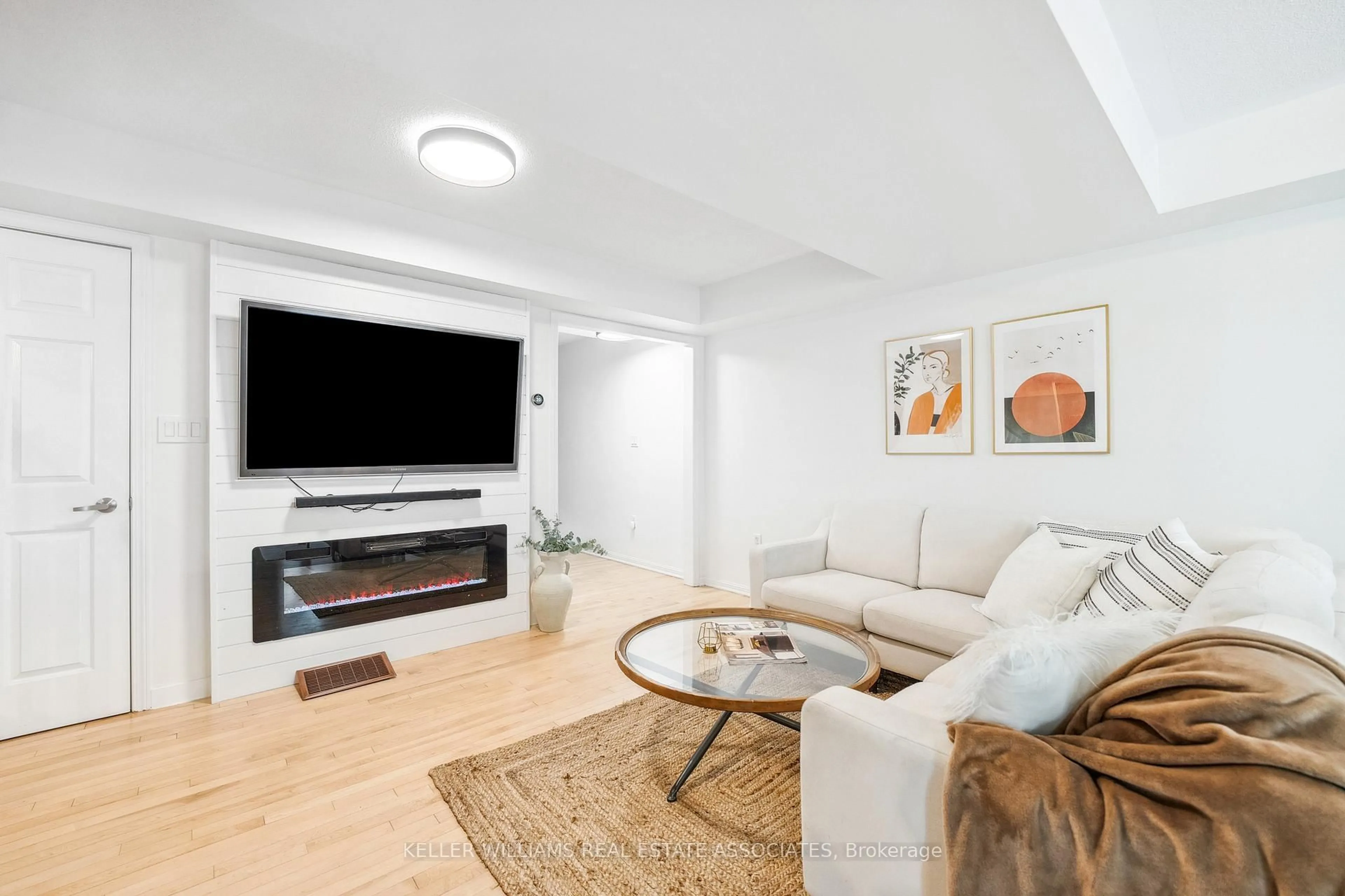 Living room with furniture, unknown for 2614 Dashwood Dr #49, Oakville Ontario L6M 0K5