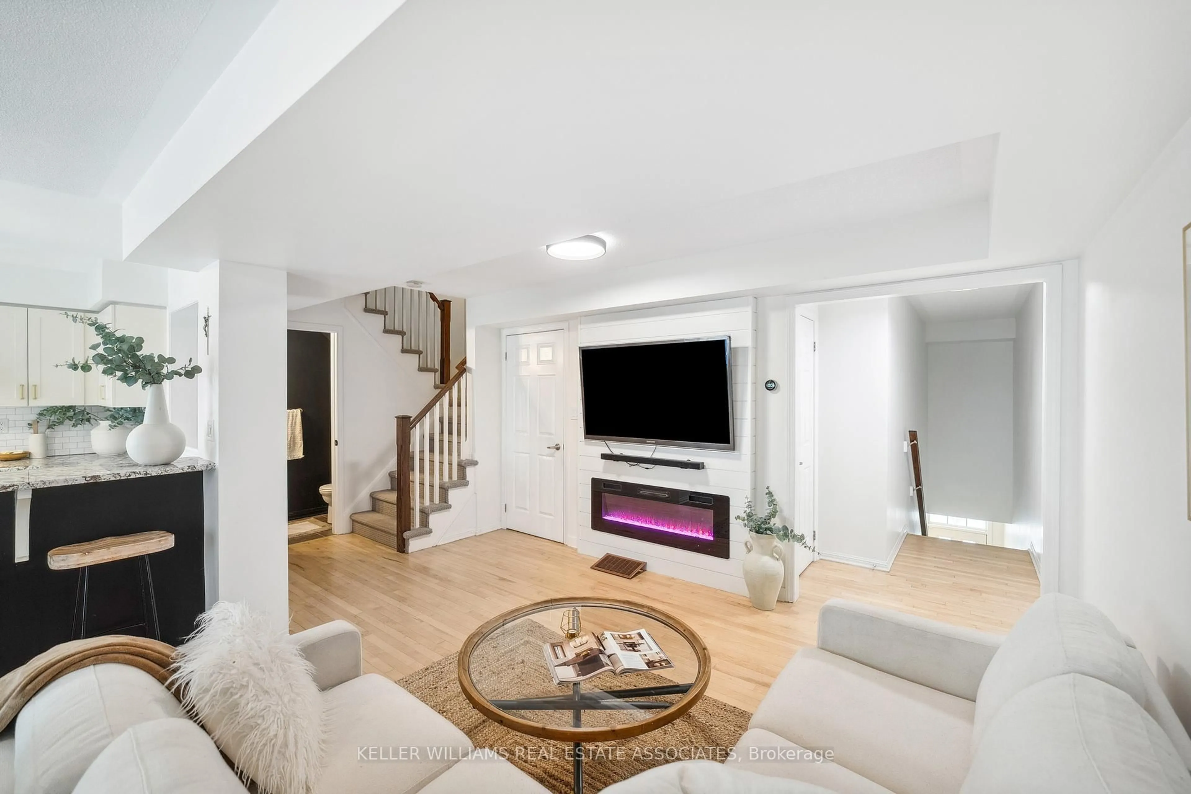 Living room with furniture, unknown for 2614 Dashwood Dr #49, Oakville Ontario L6M 0K5