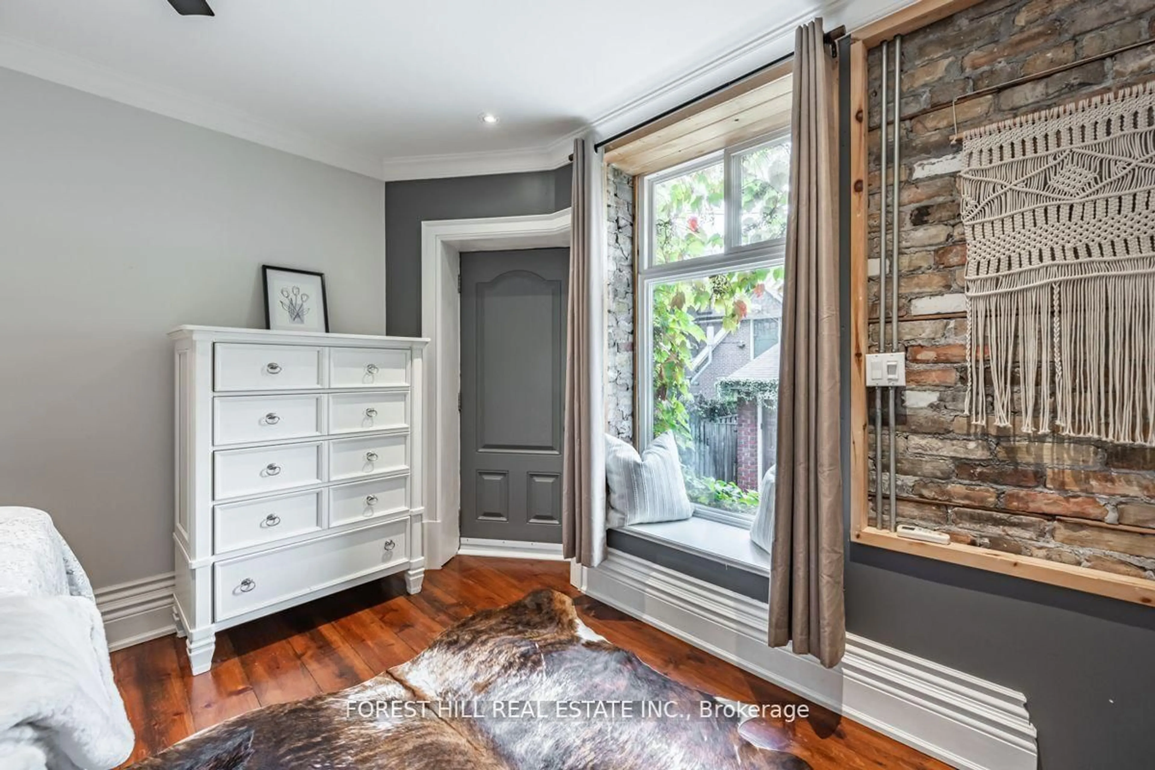 Indoor entryway for 84 Earlscourt Ave, Toronto Ontario M6E 4A9