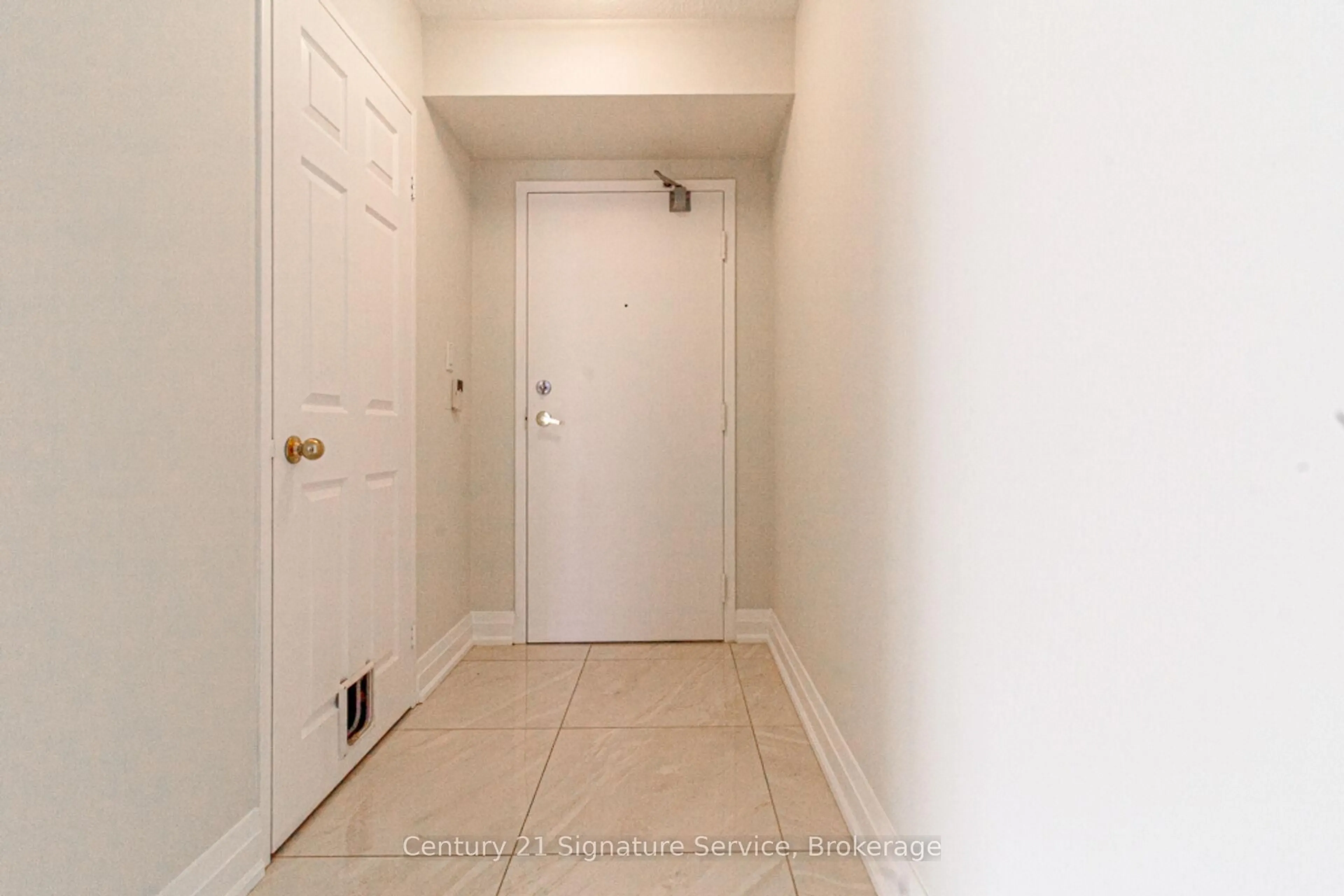 Indoor entryway for 3605 Kariya Dr #310, Mississauga Ontario L5B 3J4