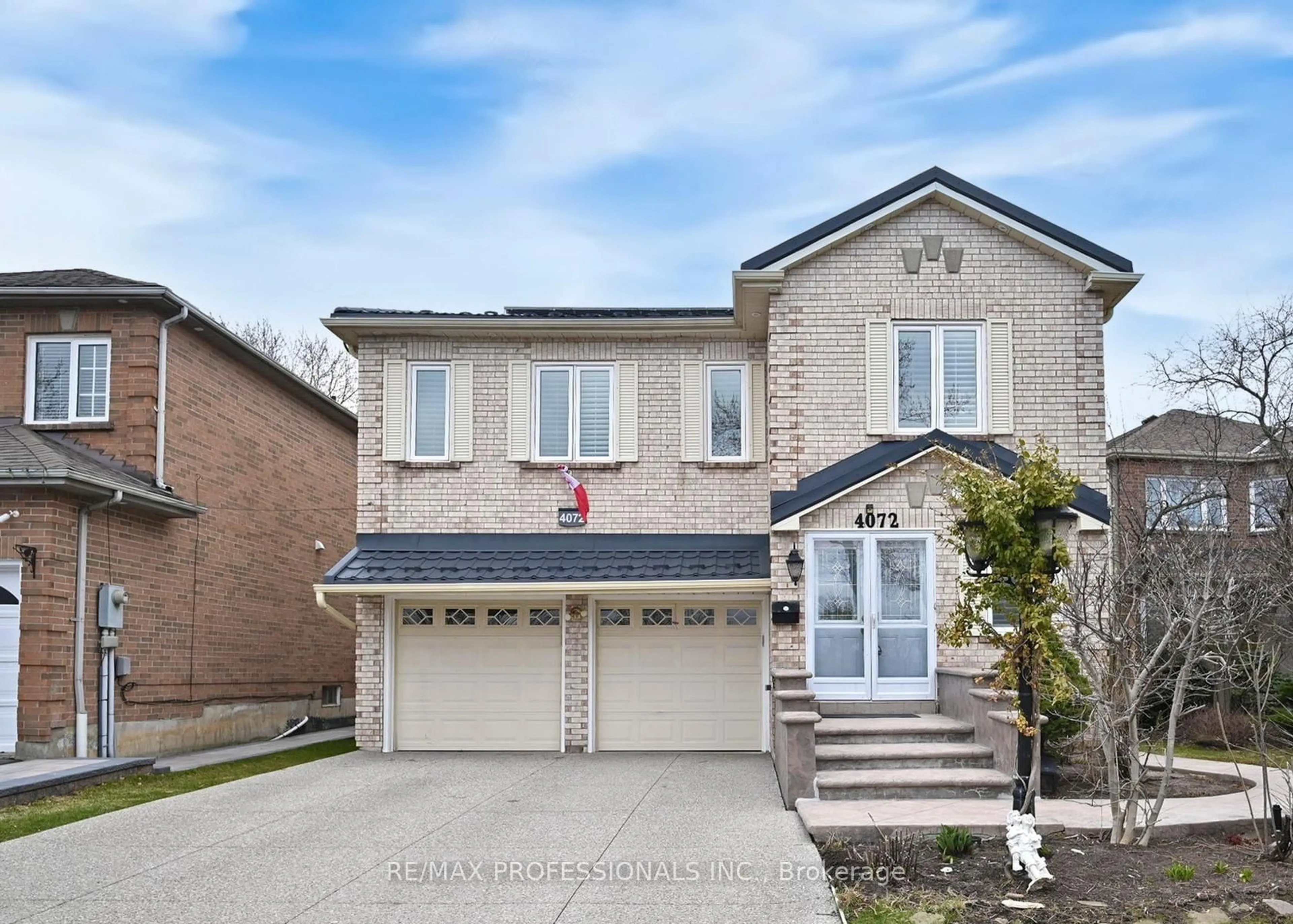 Home with brick exterior material, street for 4072 Colonial Dr, Mississauga Ontario L5L 4K1