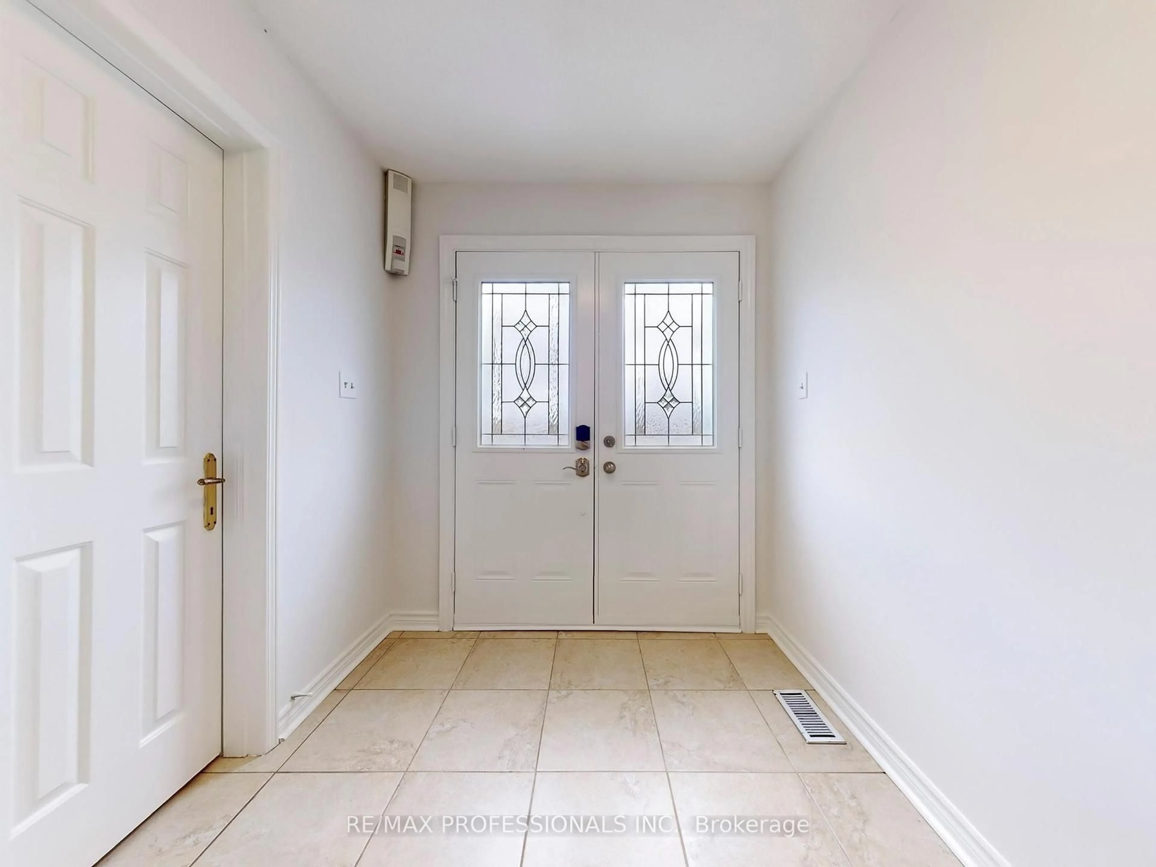 Indoor entryway for 4072 Colonial Dr, Mississauga Ontario L5L 4K1