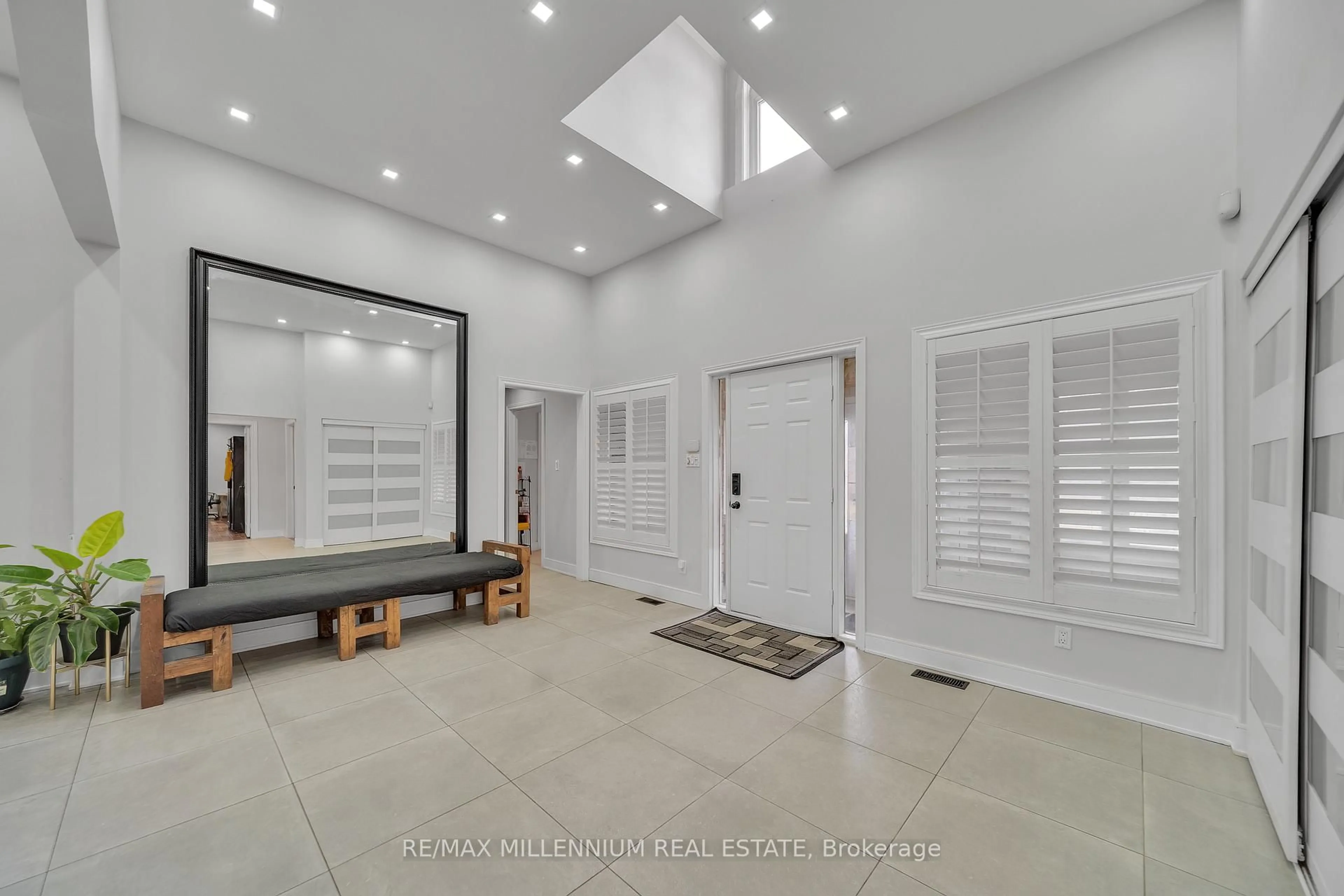 Indoor foyer for 3 Daybreak Lane, Caledon Ontario L7K 0N1