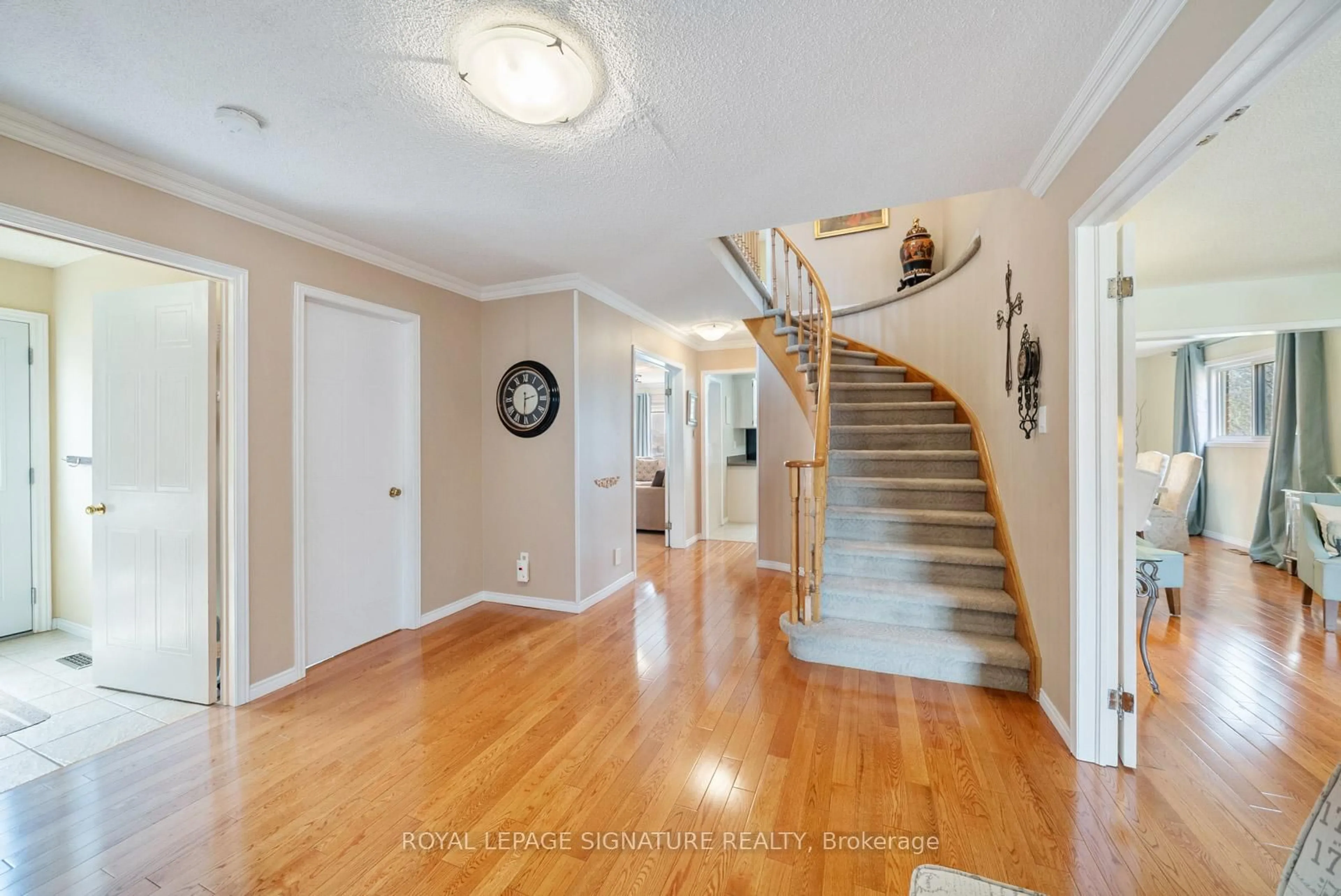 Indoor entryway for 1378 Sweetbirch Crt, Mississauga Ontario L5C 3R3