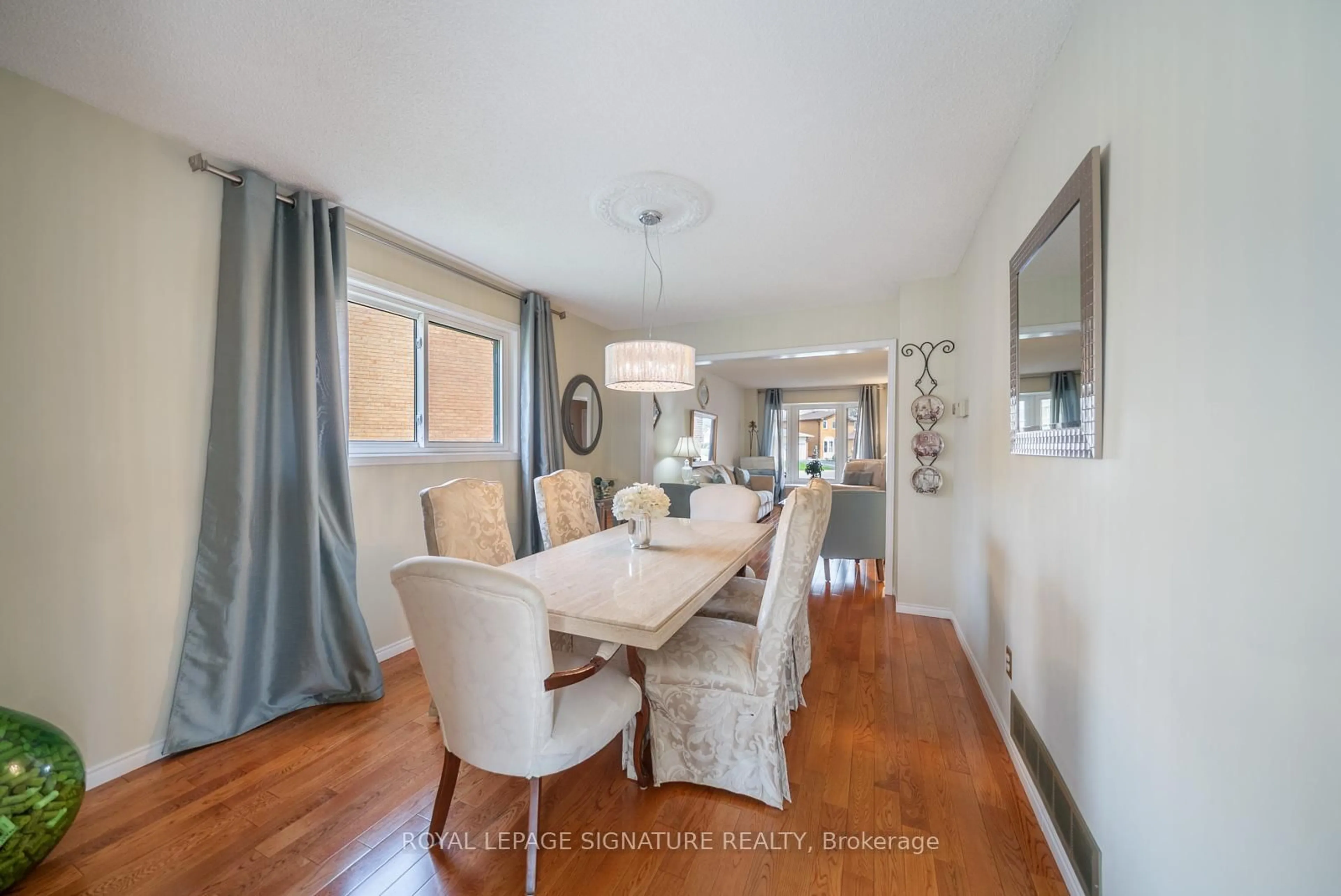 Dining room, wood/laminate floor for 1378 Sweetbirch Crt, Mississauga Ontario L5C 3R3