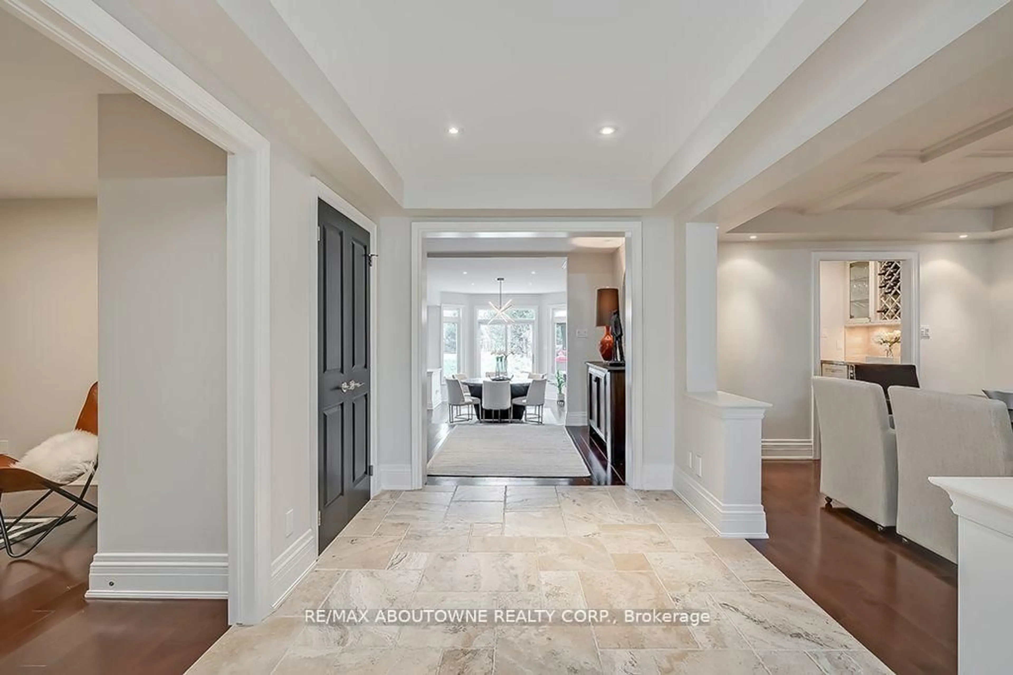 Indoor entryway for 393 CLAREMONT Cres, Oakville Ontario L6J 6J9