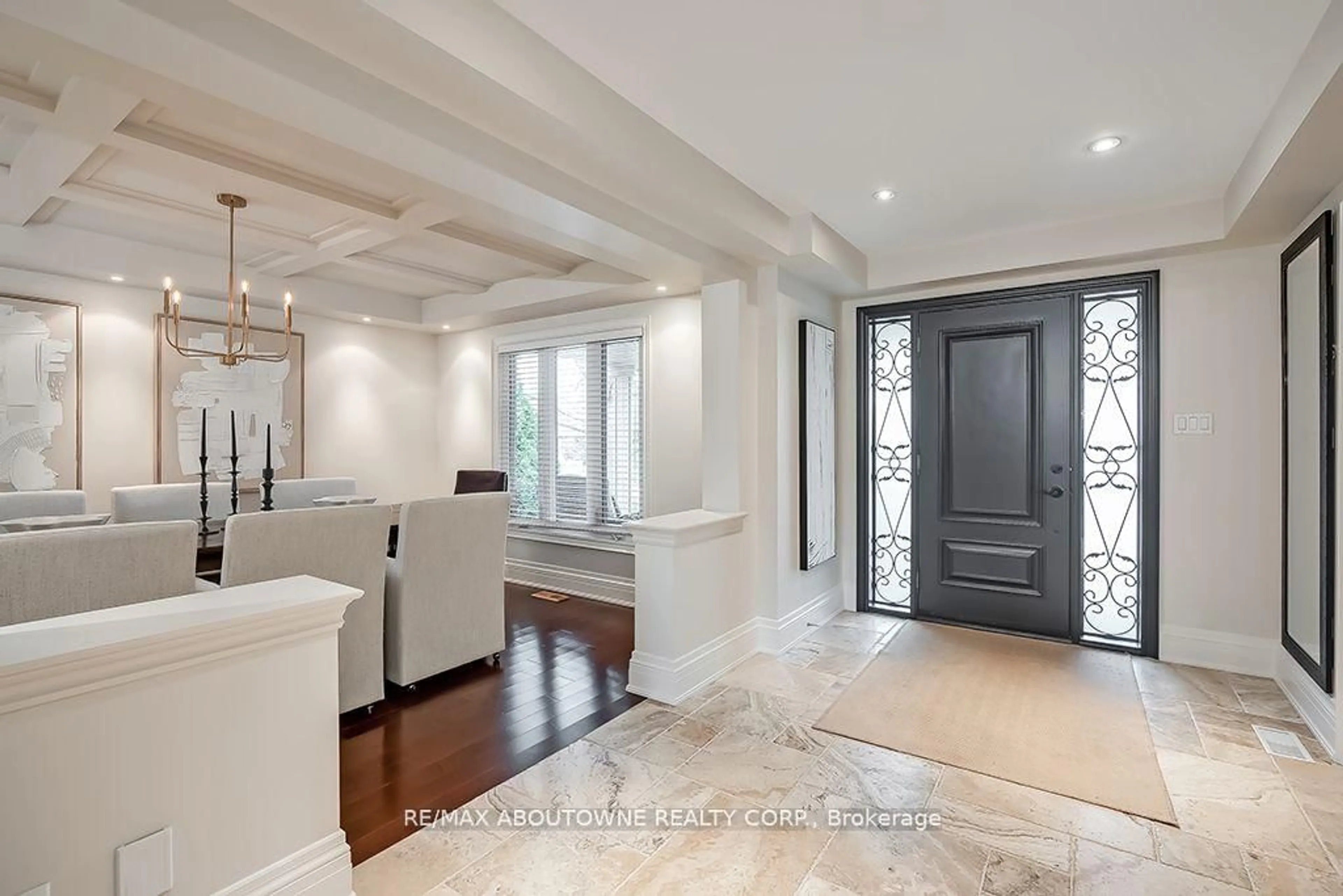 Indoor entryway for 393 CLAREMONT Cres, Oakville Ontario L6J 6J9