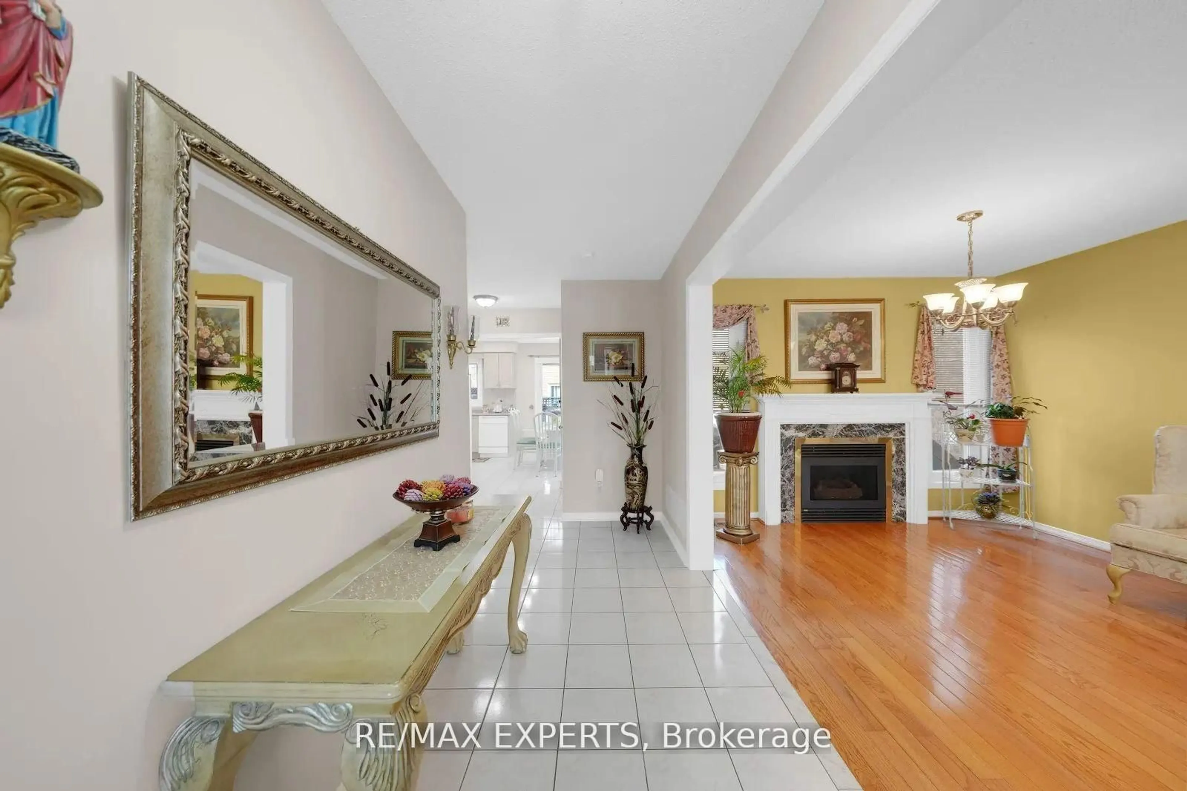 Indoor foyer for 26 Bison Run Rd, Brampton Ontario L6R 1R9