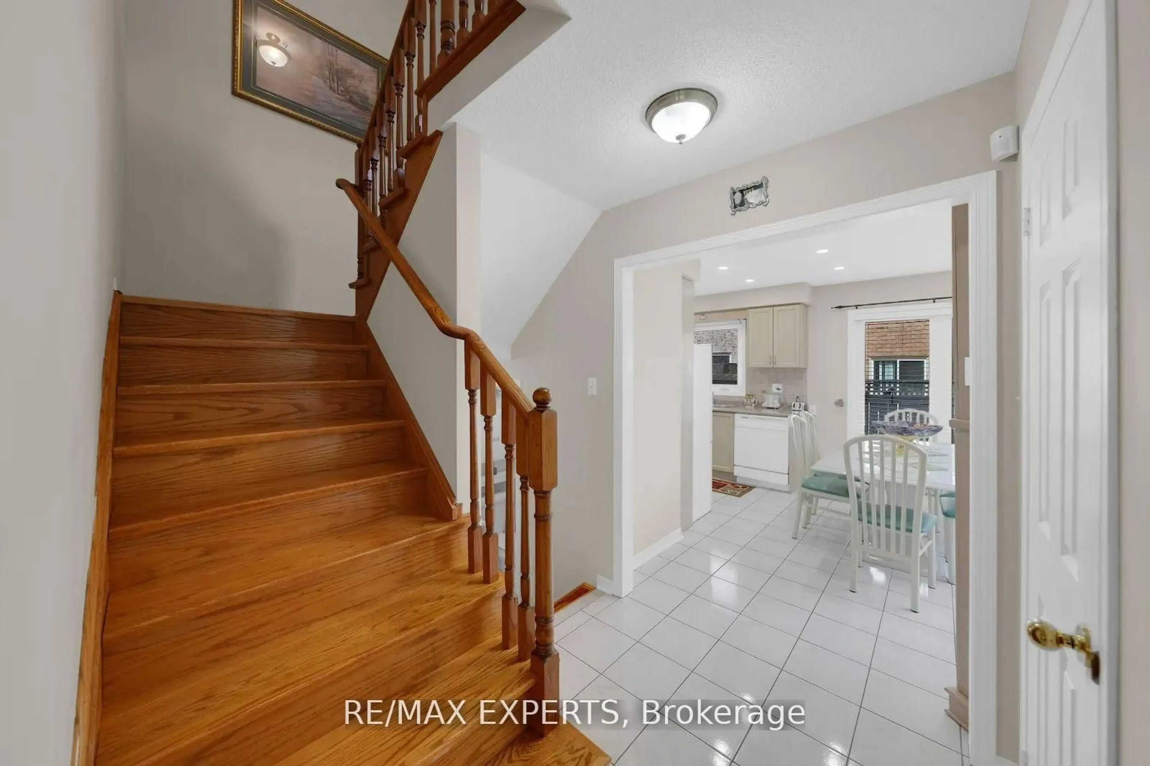 Indoor entryway for 26 Bison Run Rd, Brampton Ontario L6R 1R9
