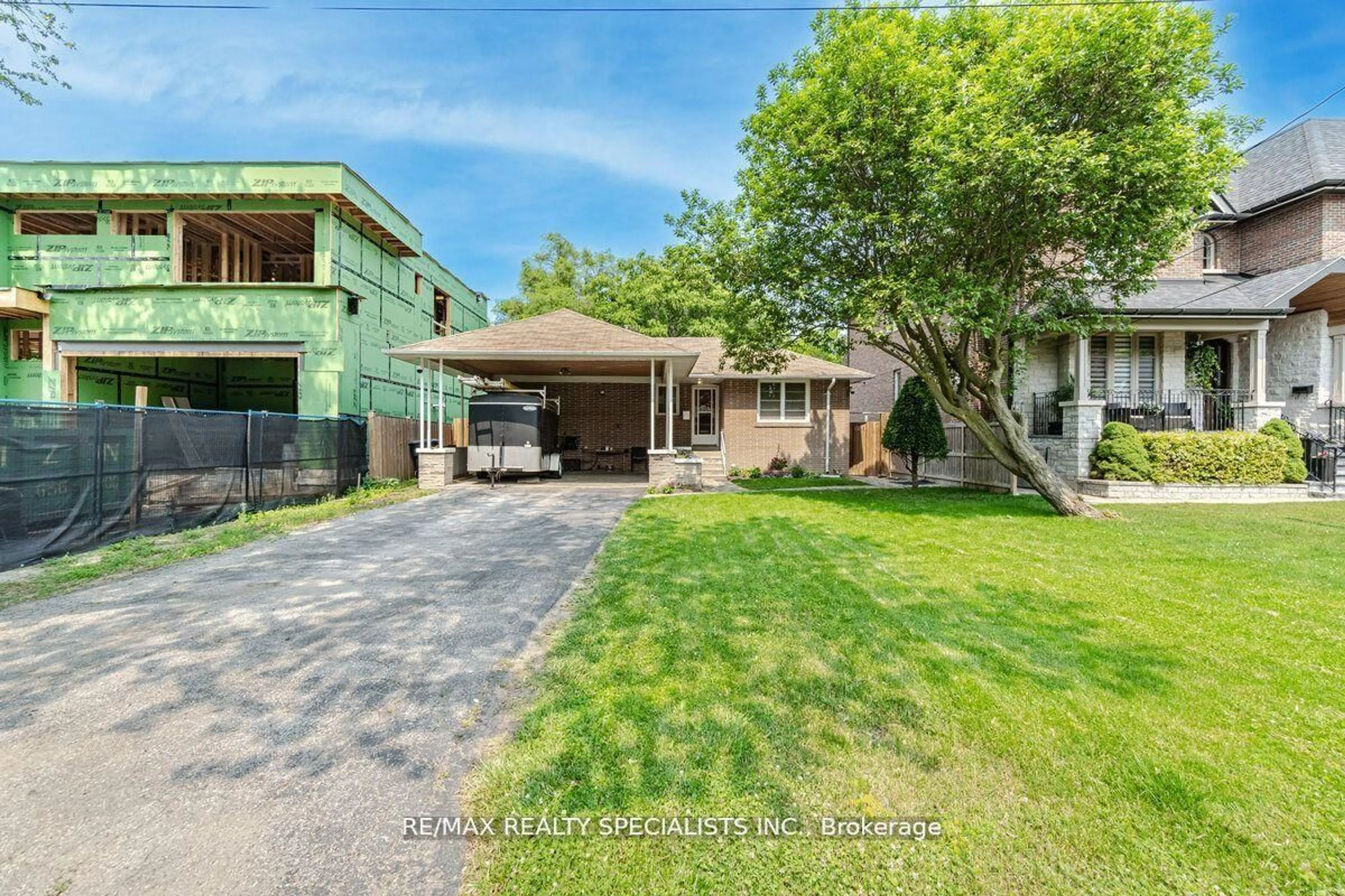 A pic from outside/outdoor area/front of a property/back of a property/a pic from drone, street for 3 Allan Park Rd, Toronto Ontario M8Z 3S9