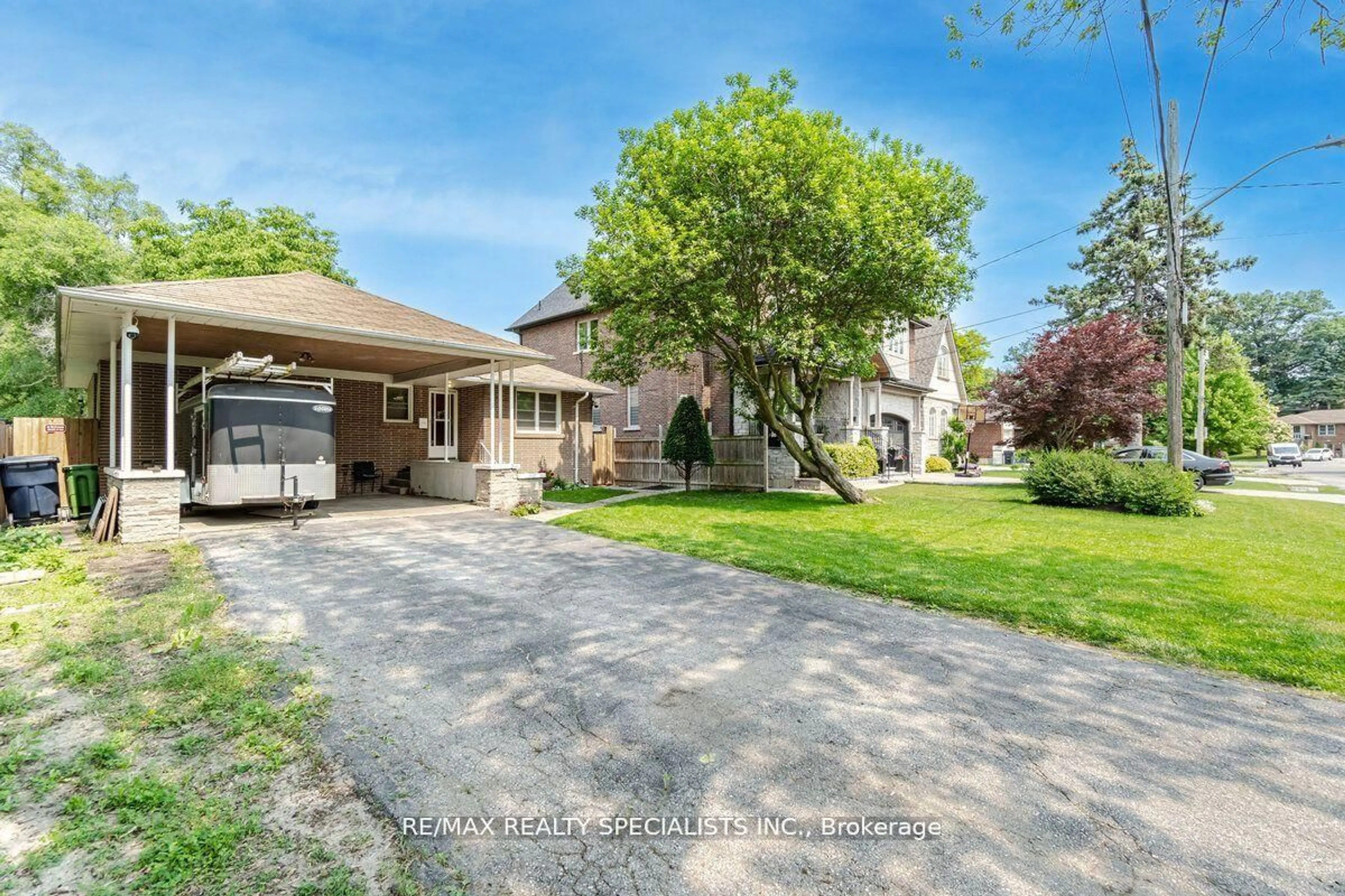 A pic from outside/outdoor area/front of a property/back of a property/a pic from drone, street for 3 Allan Park Rd, Toronto Ontario M8Z 3S9
