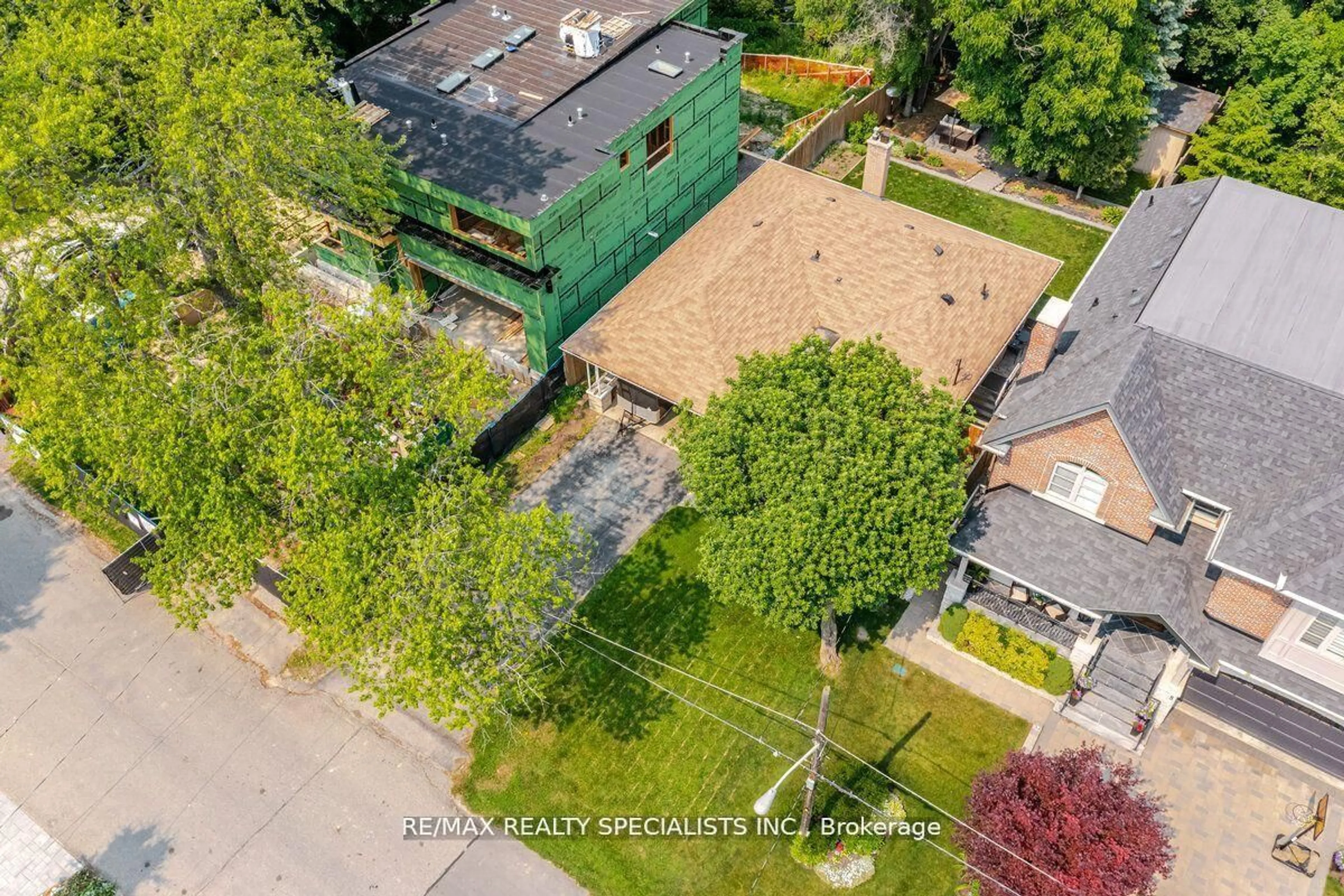 A pic from outside/outdoor area/front of a property/back of a property/a pic from drone, street for 3 Allan Park Rd, Toronto Ontario M8Z 3S9