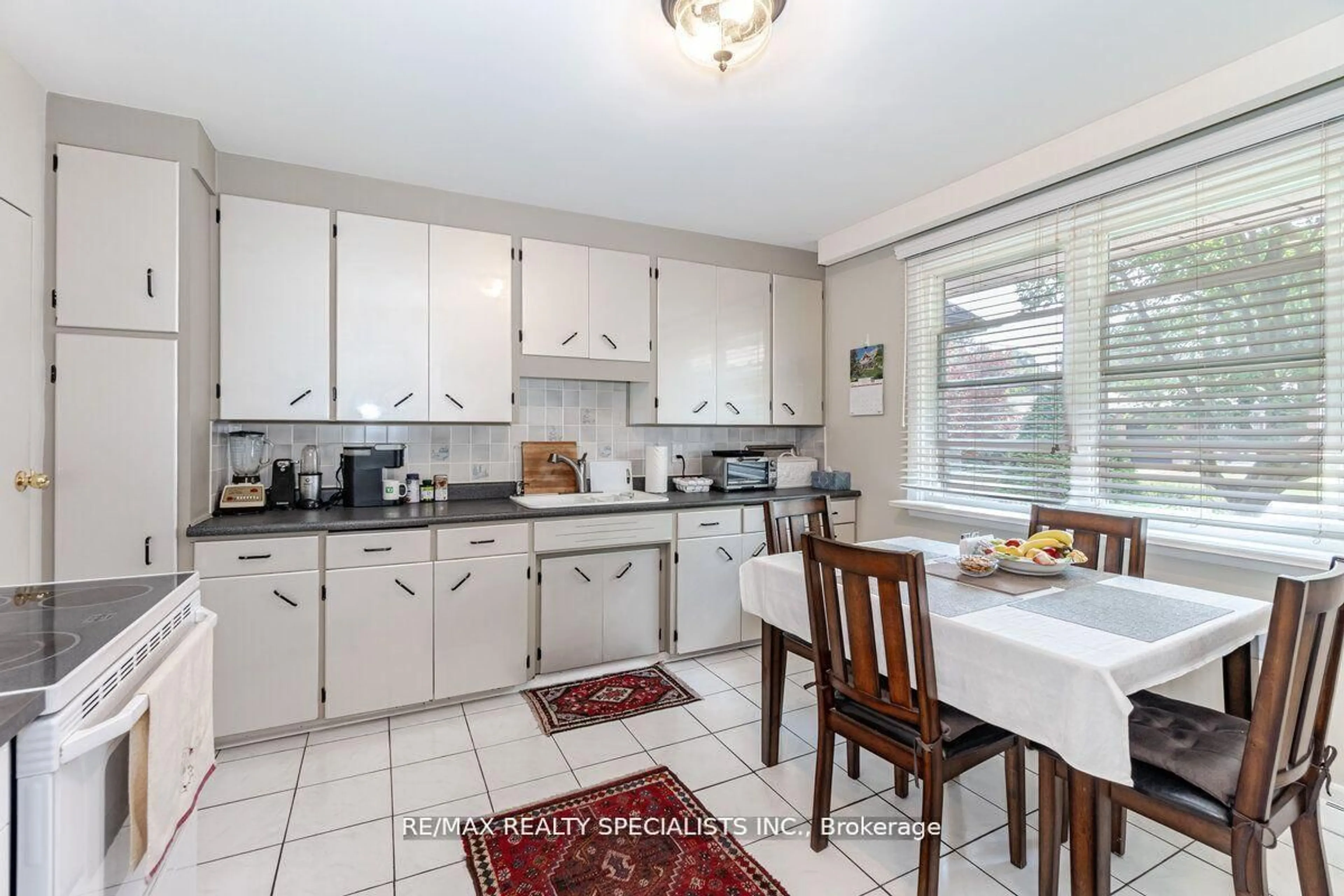 Standard kitchen, ceramic/tile floor for 3 Allan Park Rd, Toronto Ontario M8Z 3S9