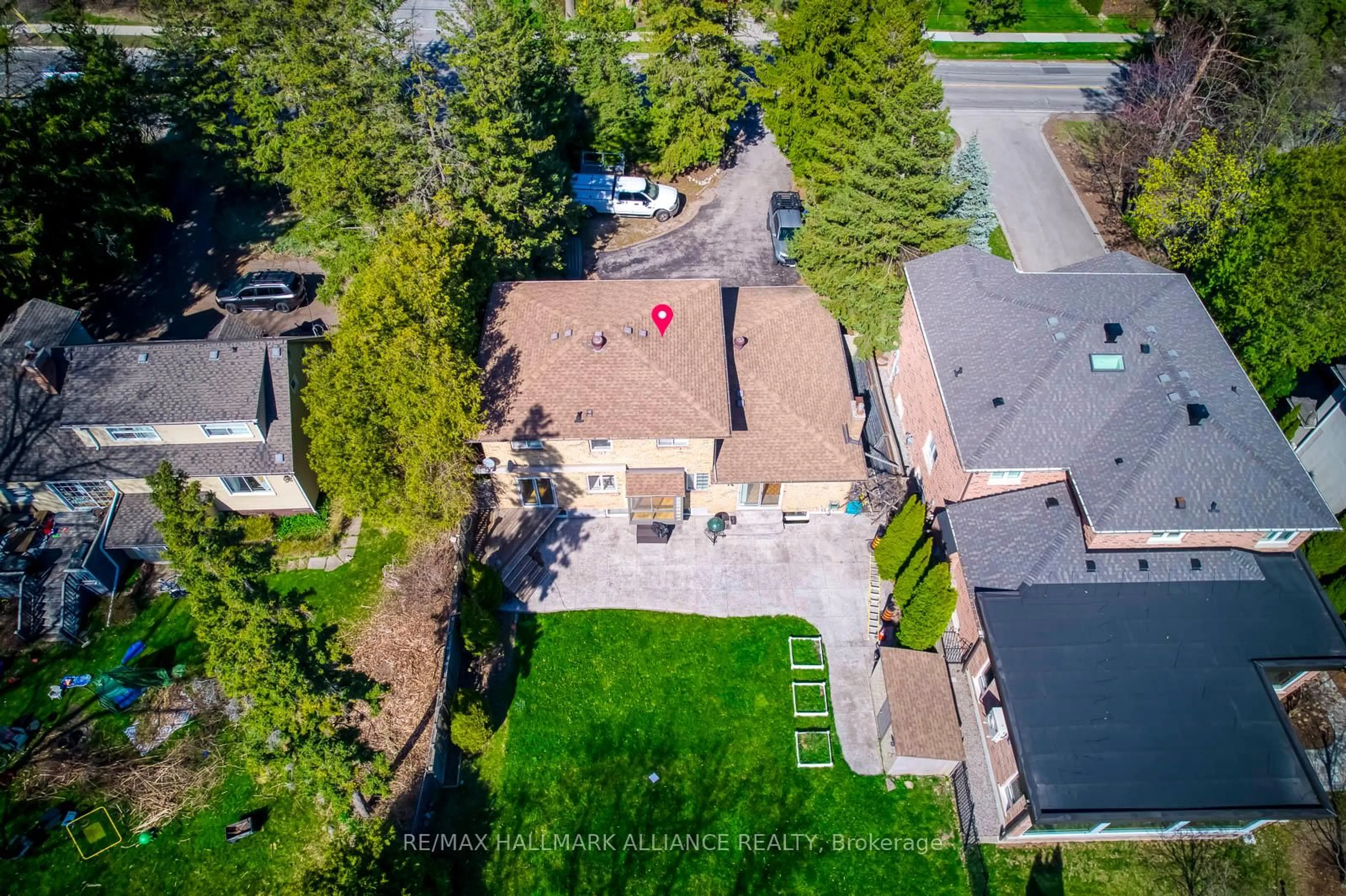 A pic from outside/outdoor area/front of a property/back of a property/a pic from drone, street for 494 Chartwell Rd, Oakville Ontario L6J 4A5