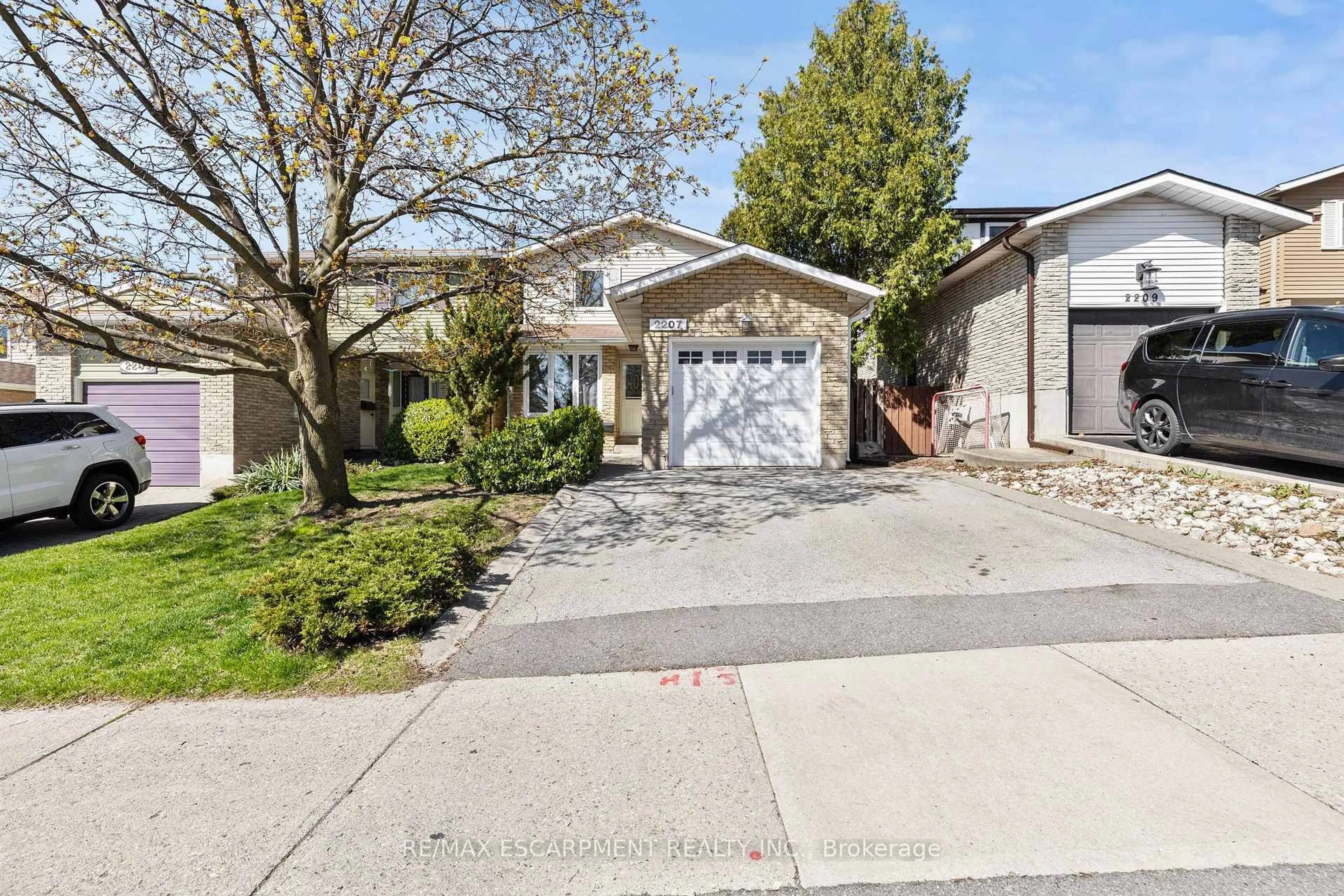 Home with vinyl exterior material, street for 2207 Middlesmoor Cres, Burlington Ontario L7P 3X2