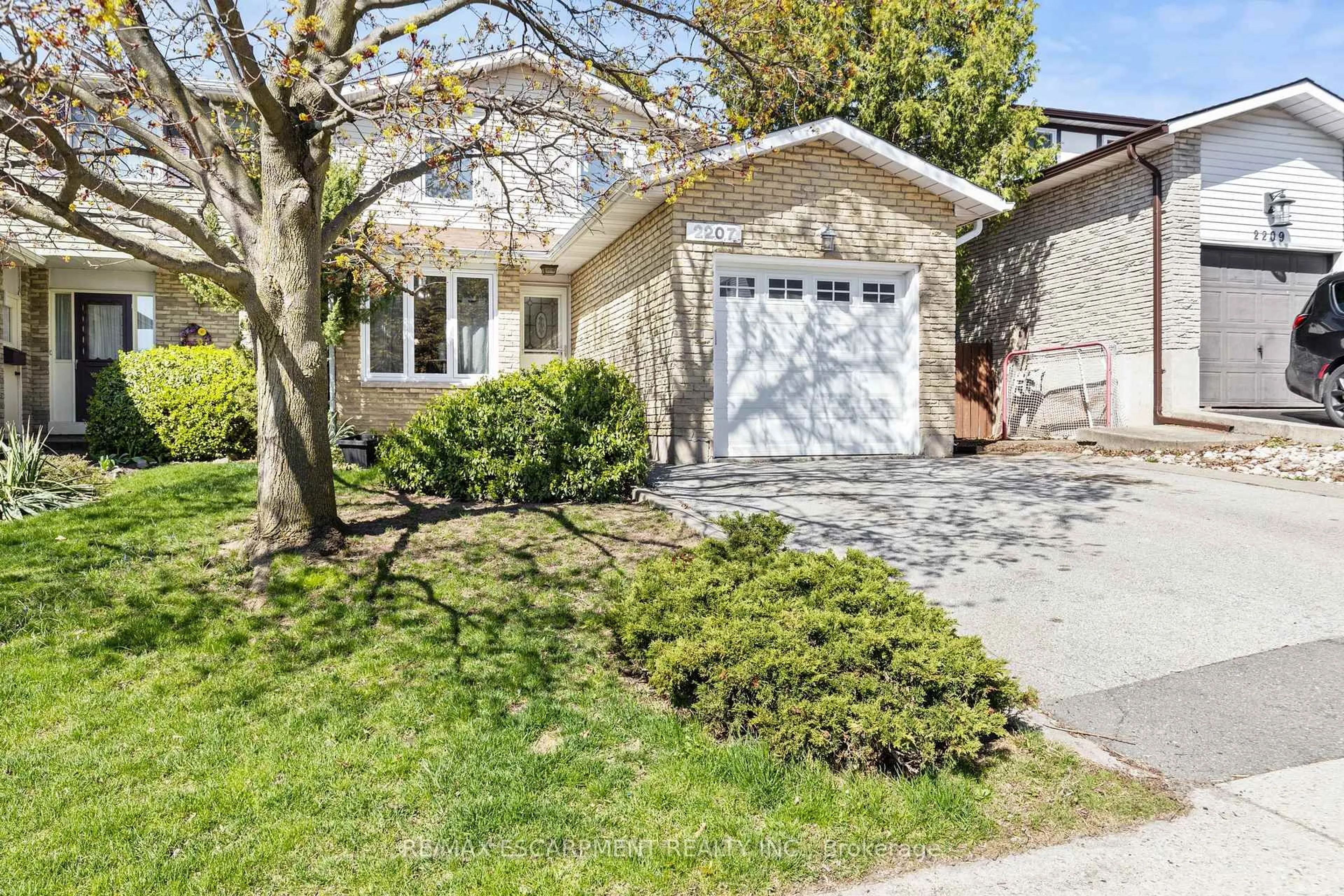Home with brick exterior material, street for 2207 Middlesmoor Cres, Burlington Ontario L7P 3X2