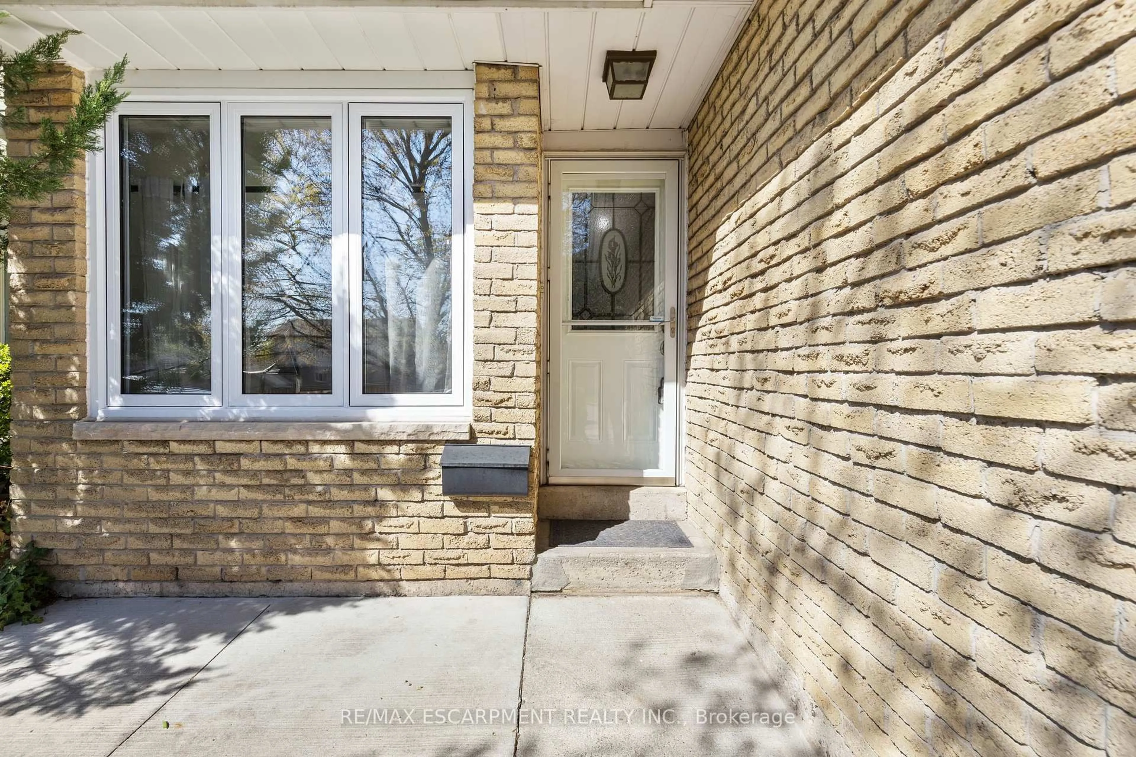 Indoor entryway for 2207 Middlesmoor Cres, Burlington Ontario L7P 3X2
