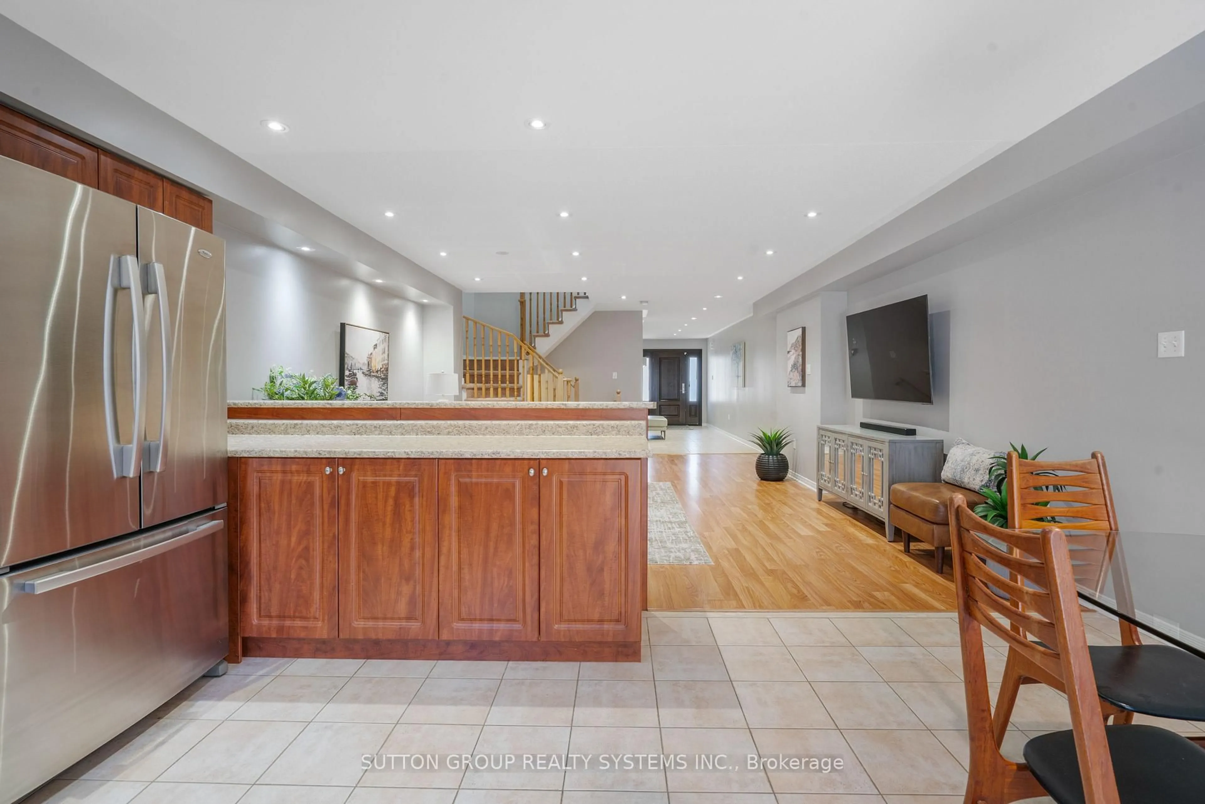 Open concept kitchen, unknown for 552 Candlestick Circ, Mississauga Ontario L4Z 0B1