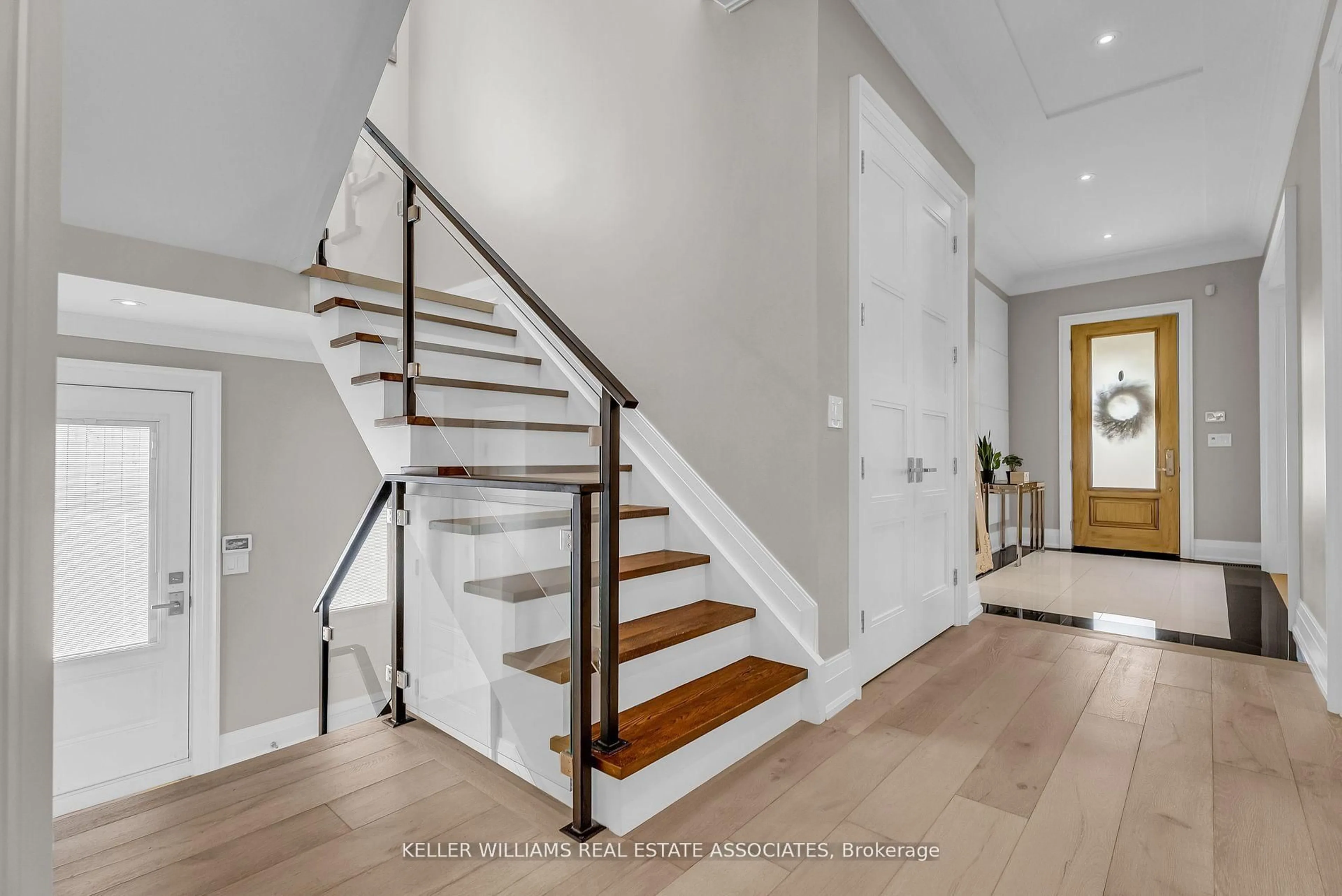 Unknown for 410 Atwater Ave, Mississauga Ontario L5G 2A3