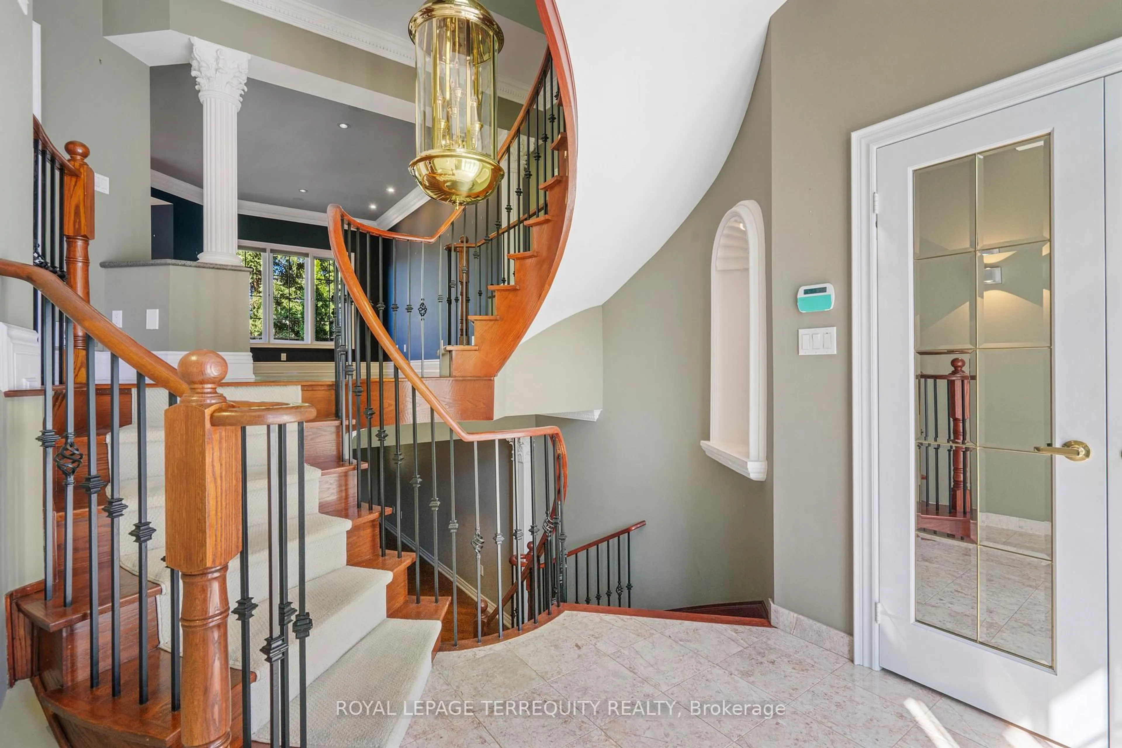 Indoor foyer for 197 La Rose Ave #18, Toronto Ontario M9P 3W1