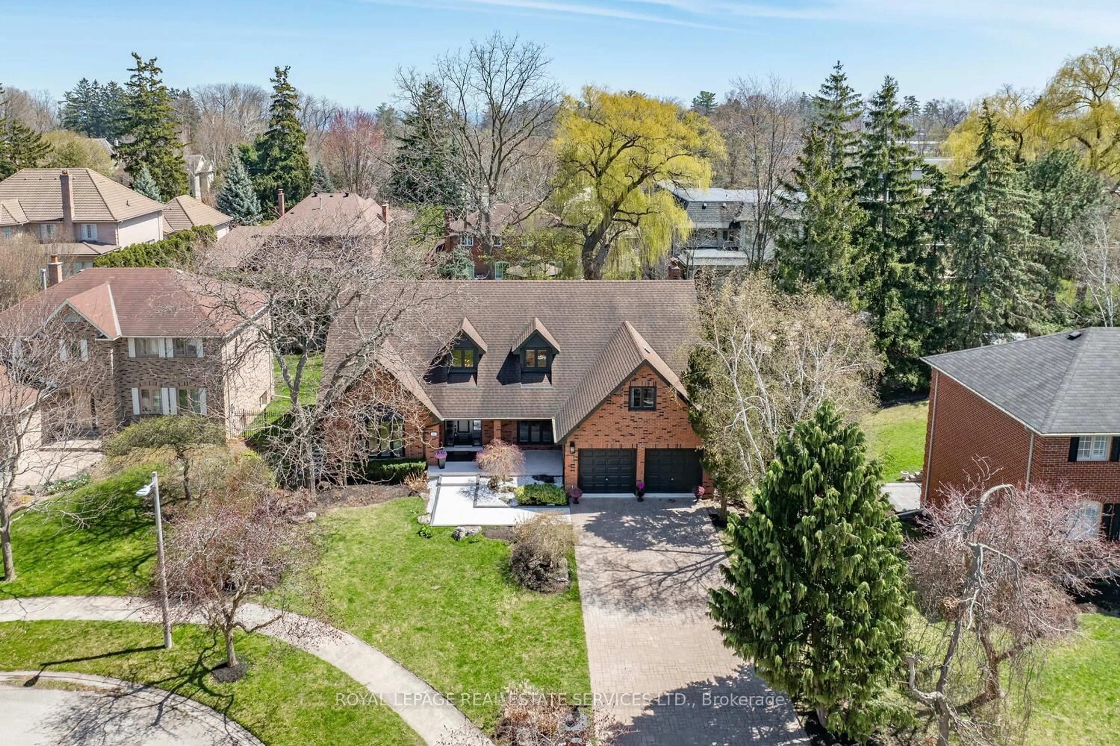 A pic from outside/outdoor area/front of a property/back of a property/a pic from drone, street for 84 Sybella St, Oakville Ontario L6K 2L8
