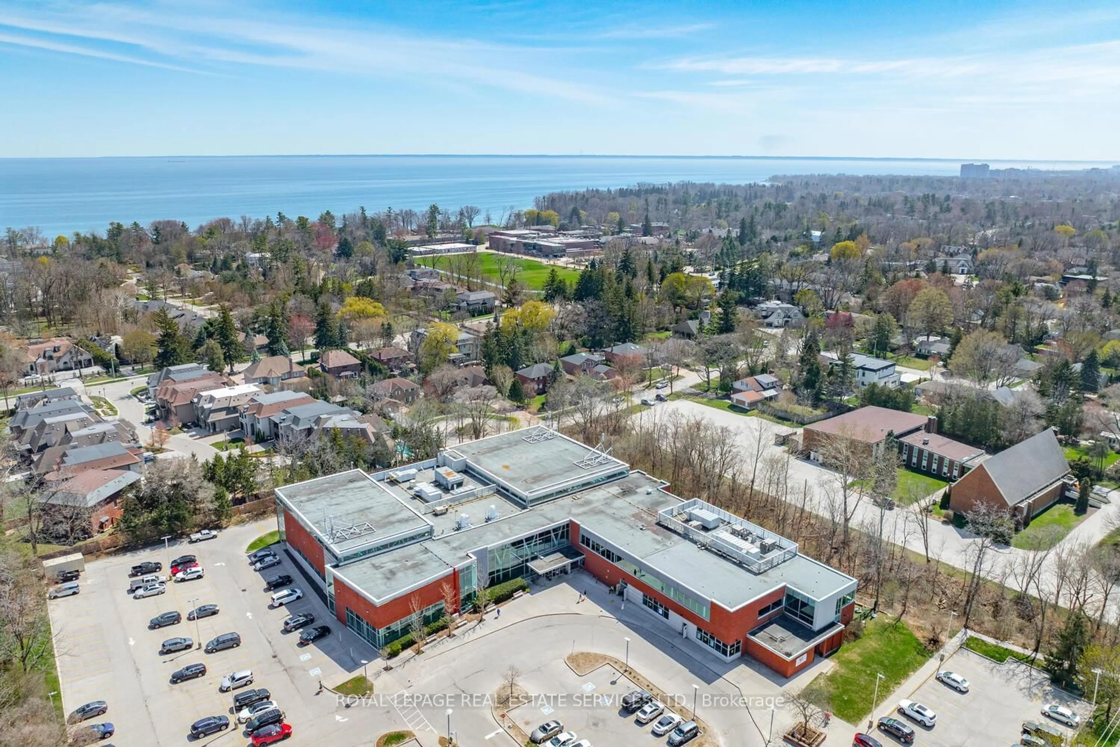 A pic from outside/outdoor area/front of a property/back of a property/a pic from drone, unknown for 84 Sybella St, Oakville Ontario L6K 2L8