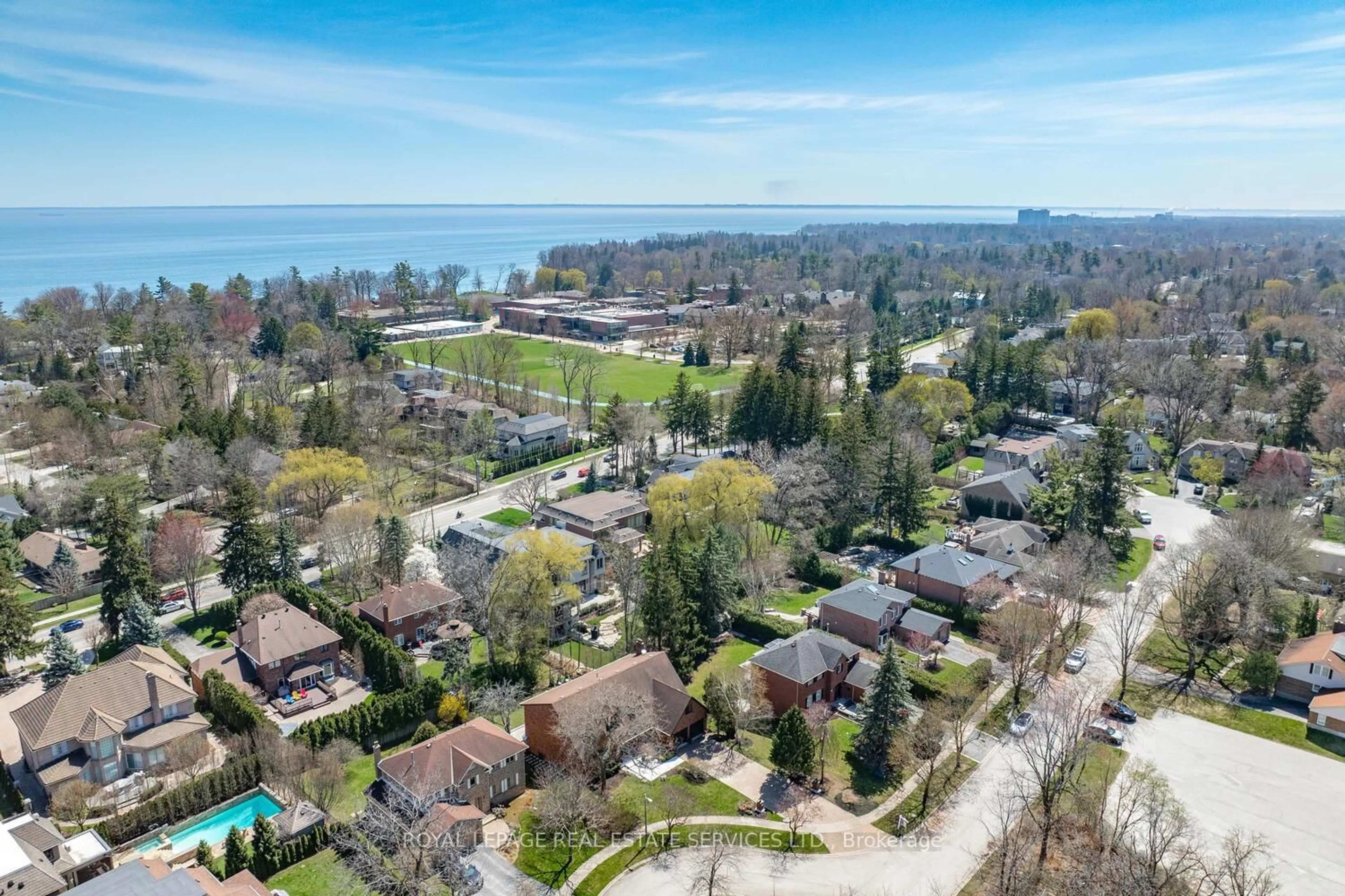 A pic from outside/outdoor area/front of a property/back of a property/a pic from drone, water/lake/river/ocean view for 84 Sybella St, Oakville Ontario L6K 2L8